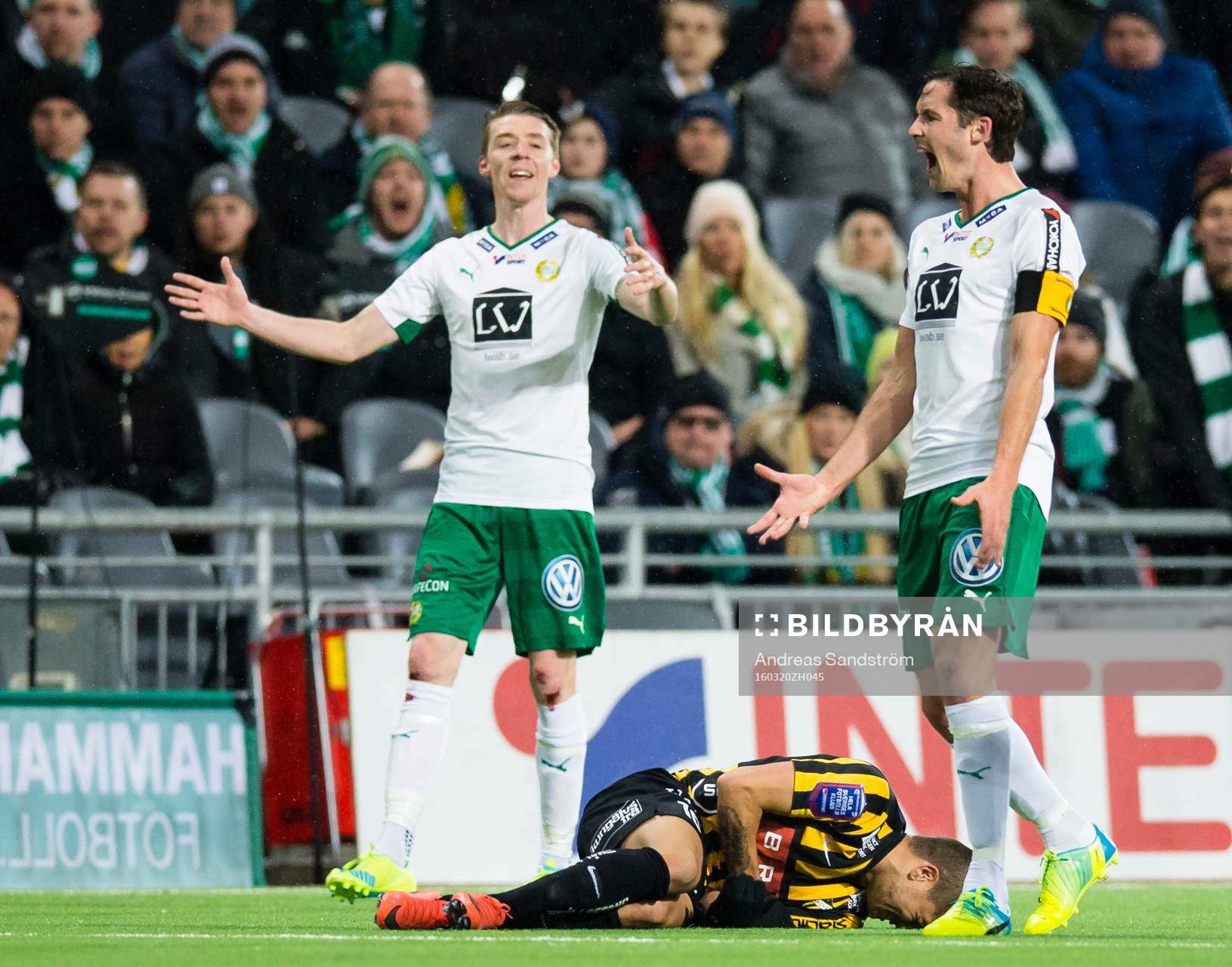 Hammarbys Philip Haglund reagerar medans Häckens Paulo de