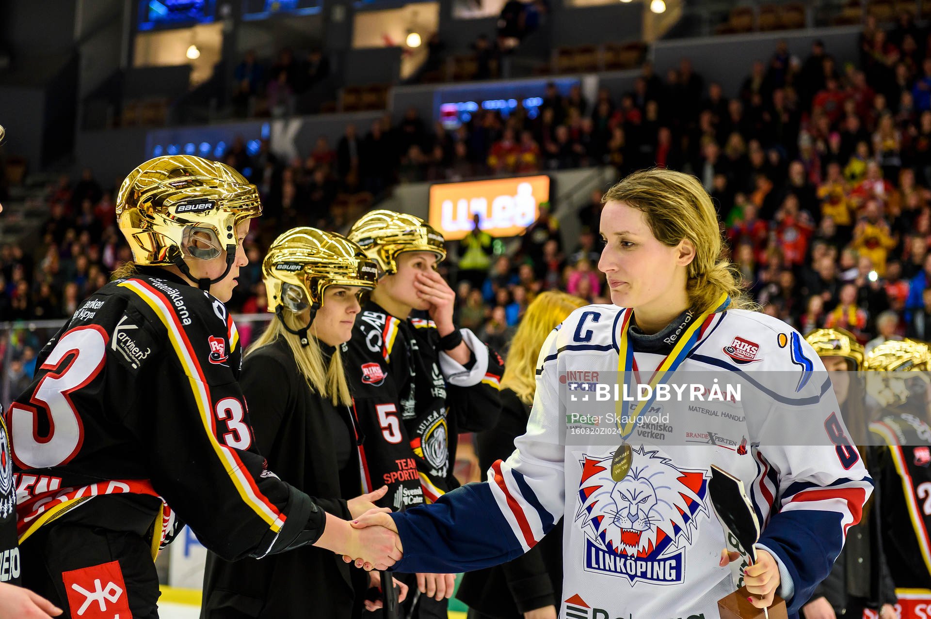 Linköpings Kristina Vikdahl gratulerar Luleås Michelle