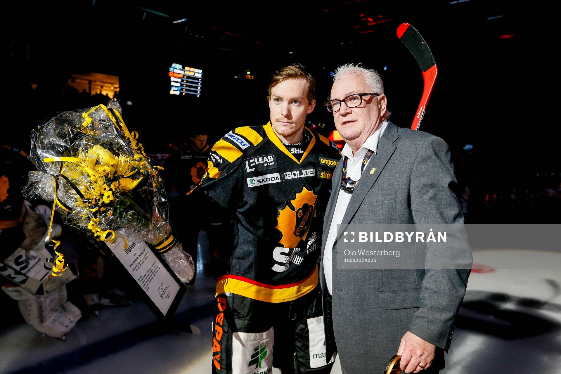Skellefteås Niclas Burström  tilldelas Salming Trophy av