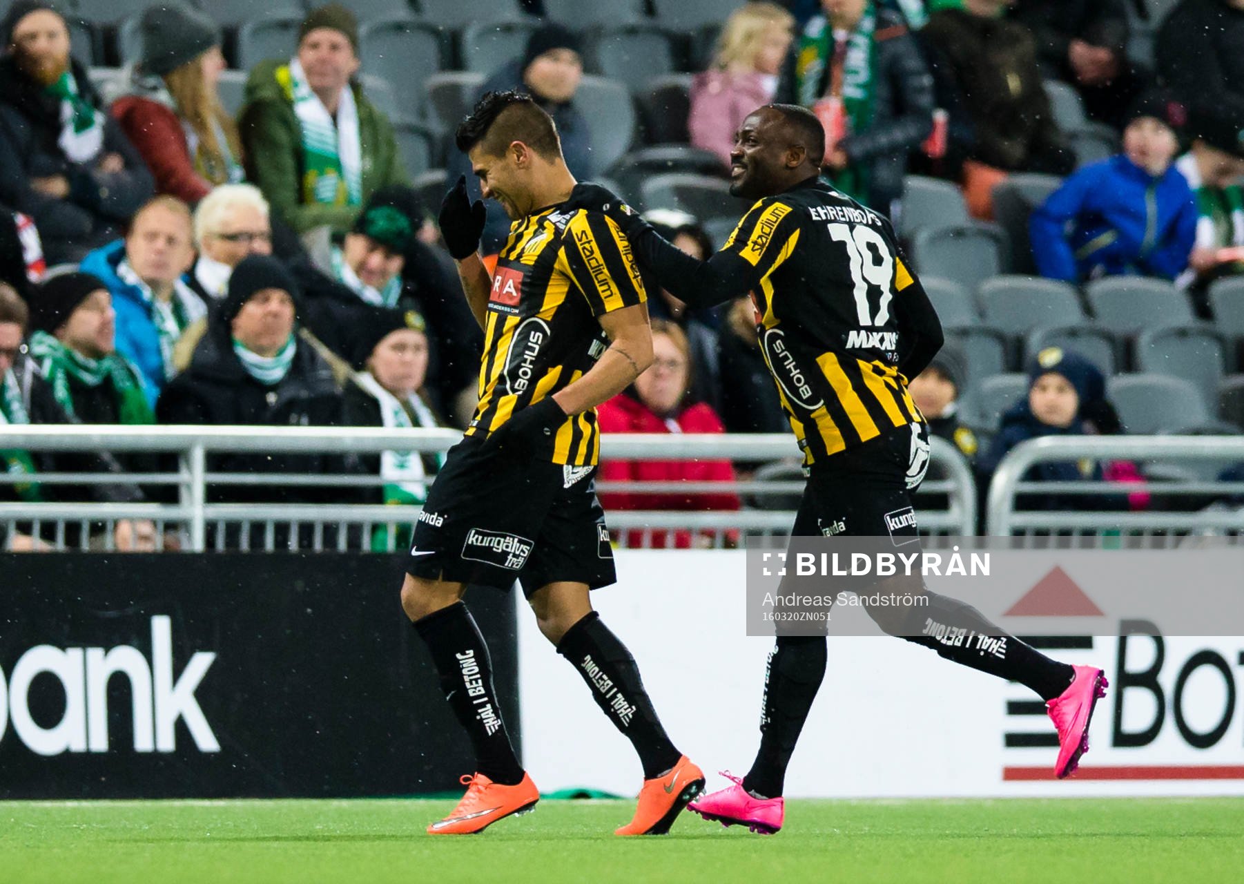Häckens Paulo de Oliveira gör 1-2 och firar med John Owoeri (h) under semifinalen i Svenska Cupen i fotboll mellan Hammarby och Häcken den 20 Mars 2016 i Stockholm.