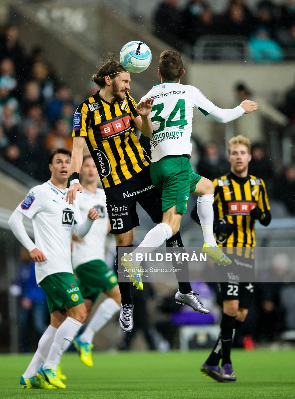 Häckens Simon Sandberg går upp i en nickduell med Hammarbys Måns Söderqvist under semifinalen i Svenska Cupen i fotboll mellan Hammarby och Häcken den 20 Mars 2016 i Stockholm.