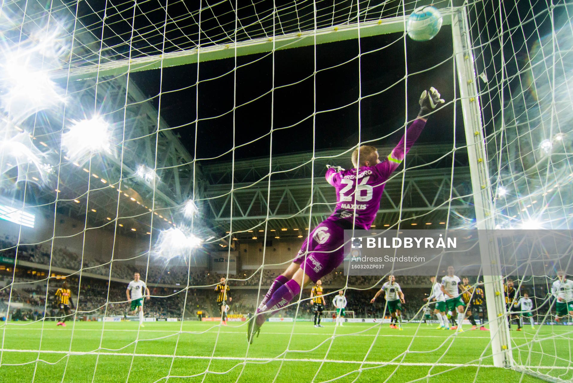 Hammarbys Melker Hallberg (ej i bild) gör 2-2 bakom