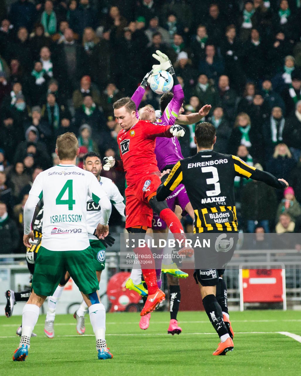 Hammarbys målvakt Ögmundur Kristinsson går upp i en