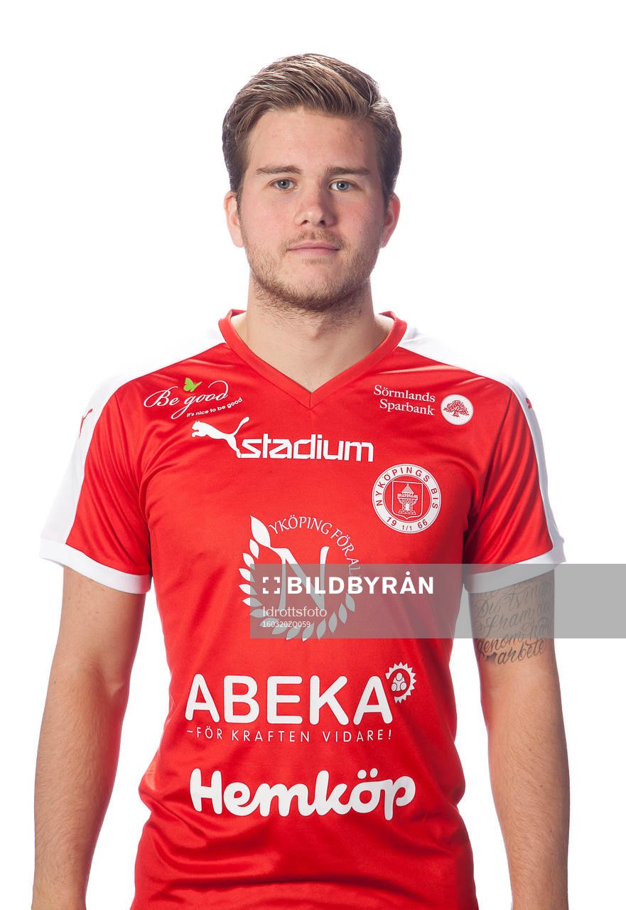 Nicklas Lindqvist  poserar för ett porträtt den 20 mars 2016 i Nyköping.