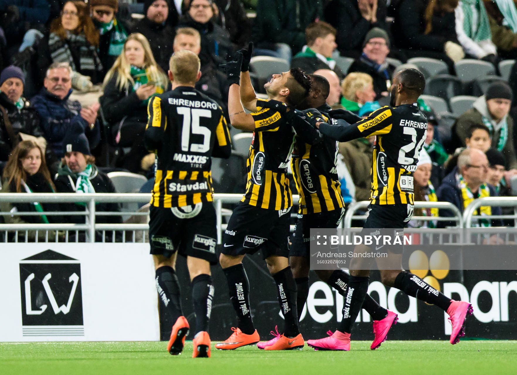 Häckens Paulo de Oliveira gör 1-2 och firar med lagkamrater under semifinalen i Svenska Cupen i fotboll mellan Hammarby och Häcken den 20 Mars 2016 i Stockholm.