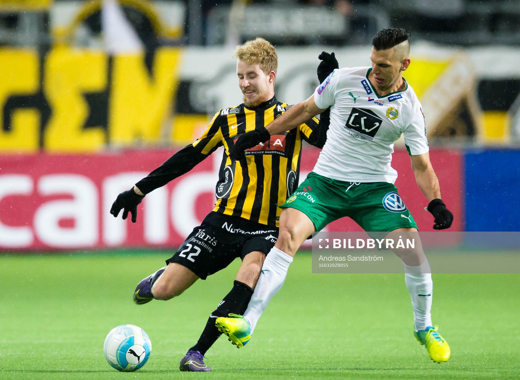 Häckens Samuel Gustafson i kamp om bollen med Hammarbys Alexssander Medeiros de Azeredo under semifinalen i Svenska Cupen i fotboll mellan Hammarby och Häcken den 20 Mars 2016 i Stockholm.