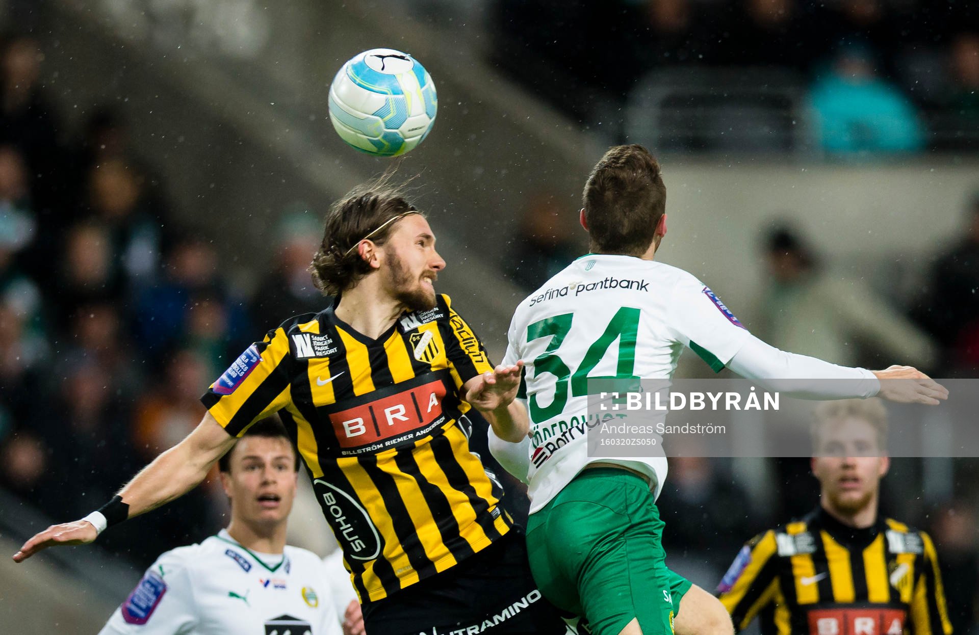 Häckens Simon Sandberg går upp i en nickduell med Hammarbys Måns Söderqvist under semifinalen i Svenska Cupen i fotboll mellan Hammarby och Häcken den 20 Mars 2016 i Stockholm.