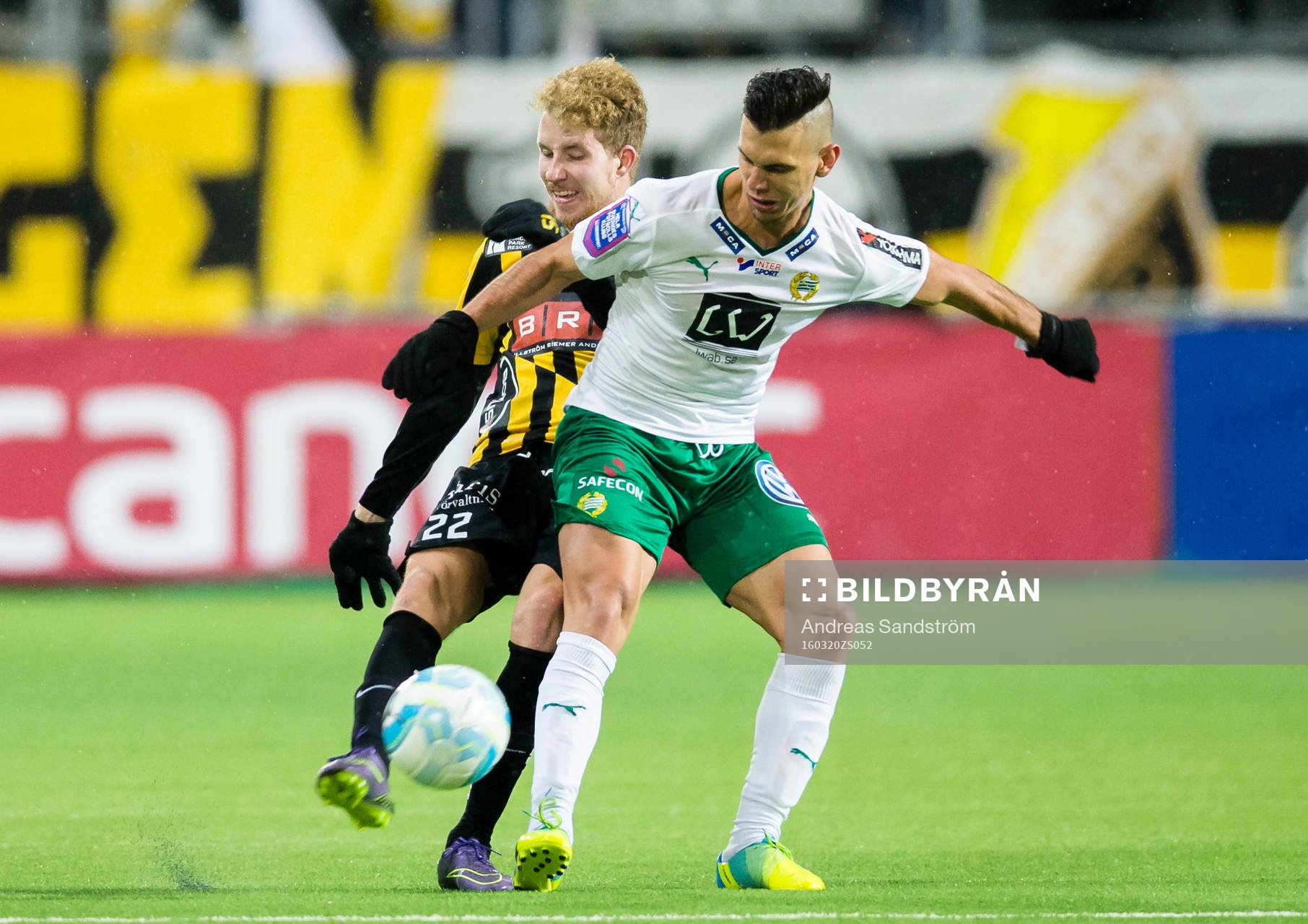 Häckens Samuel Gustafson i kamp om bollen med Hammarbys Alexssander Medeiros de Azeredo under semifinalen i Svenska Cupen i fotboll mellan Hammarby och Häcken den 20 Mars 2016 i Stockholm.