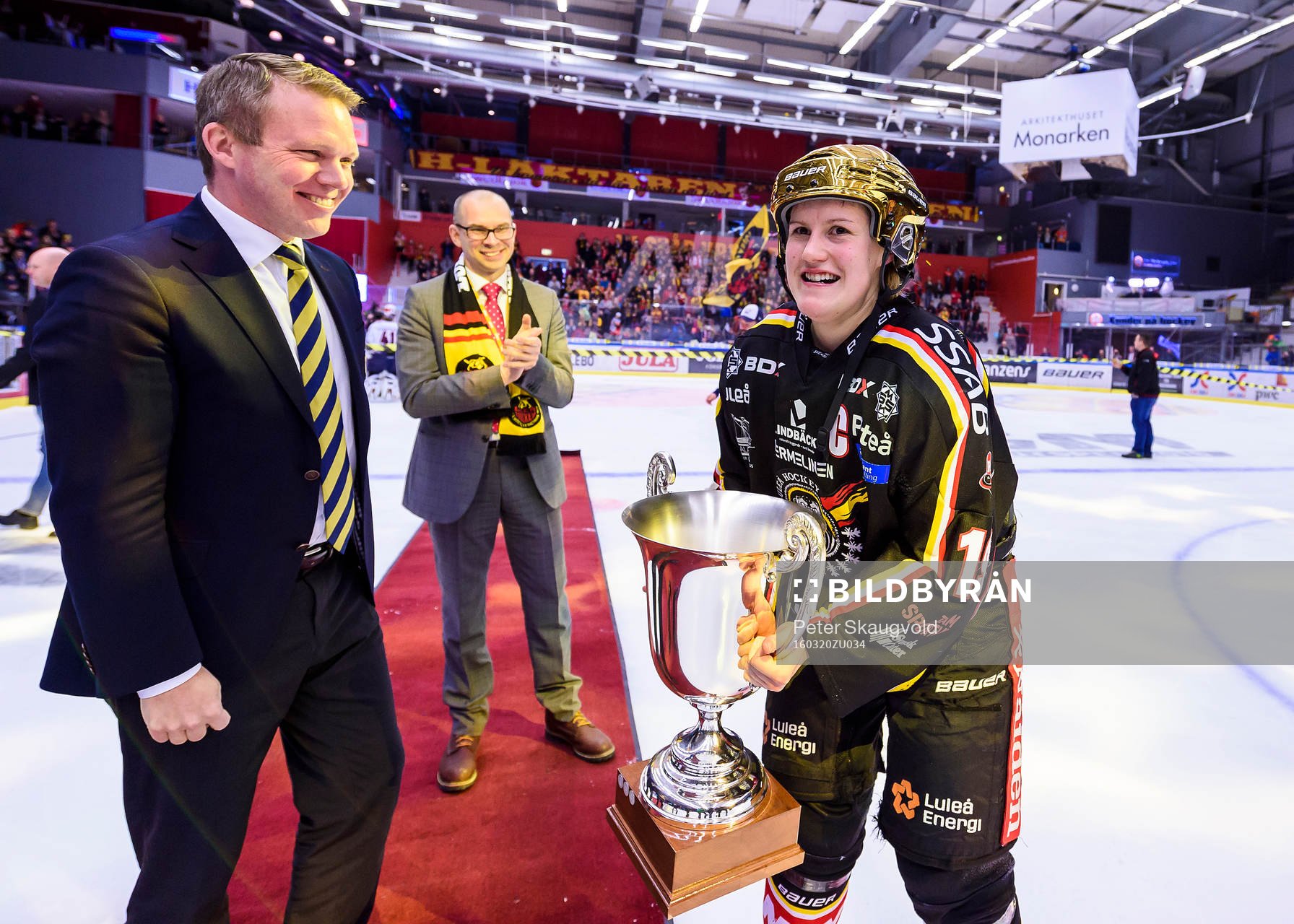 Luleås Emma Eliasson tar i mot sm-pokalen