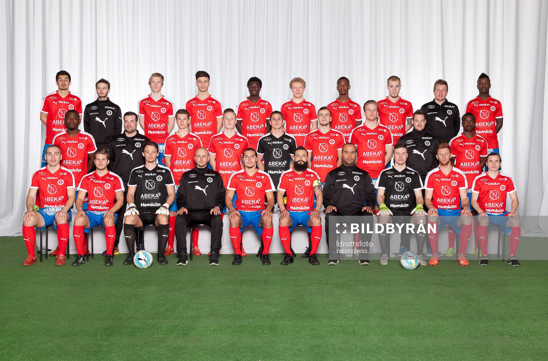 Lagbild för Nyköping den 20 mars 2016 i Nyköping. Bakre ledet fr. v. Alen Ahmetovic, Jonatan Hansson, André Timonen, Hadeer Ishak, Alige Barrow, Simon Esséus, William Sheriff, Christoffer Hansebjer, Jonas Frank, Ishmael Koroma. Mittenledet fr. v. Adam Kasa, Sonny Andersson, Samuel Kroon, Timothy Mjällby, Emil Fnine, Sebastian Ludzik, Emil Hedsén, Jesper Kedén, Sal Jobarteh. Sittande fr. v. Suad Gruda, Nicklas Lindqvist, Anton Fagerström, John Wall, Lennart Johansson, Dago Funes, Fouzi Benbouzid, Edvard Setterberg, Calle Svensson, Ludwig Ahl.