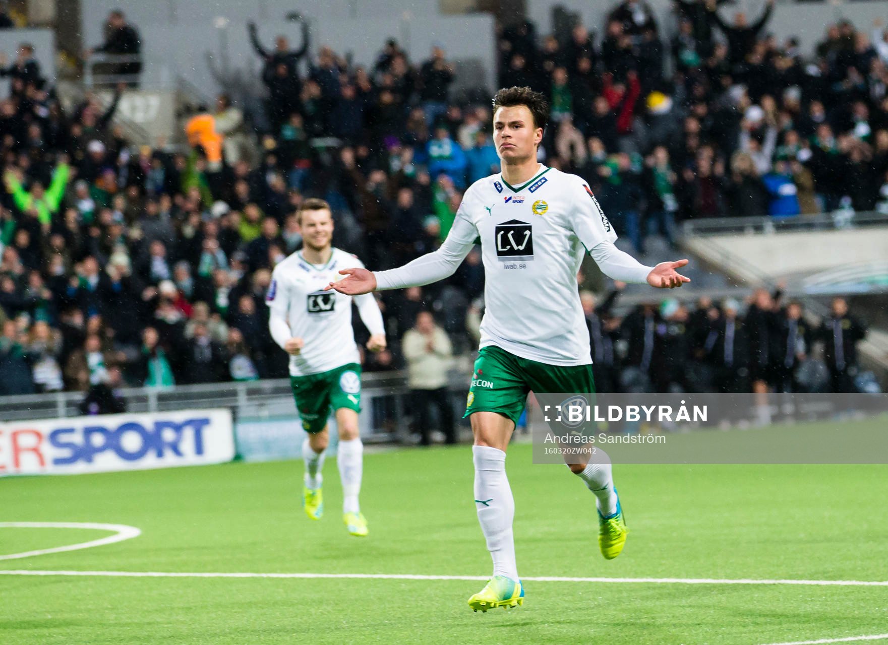 Hammarbys Melker Hallberg firar 2-2 kvitteringen under semifinalen i Svenska Cupen i fotboll mellan Hammarby och Häcken den 20 Mars 2016 i Stockholm. 
