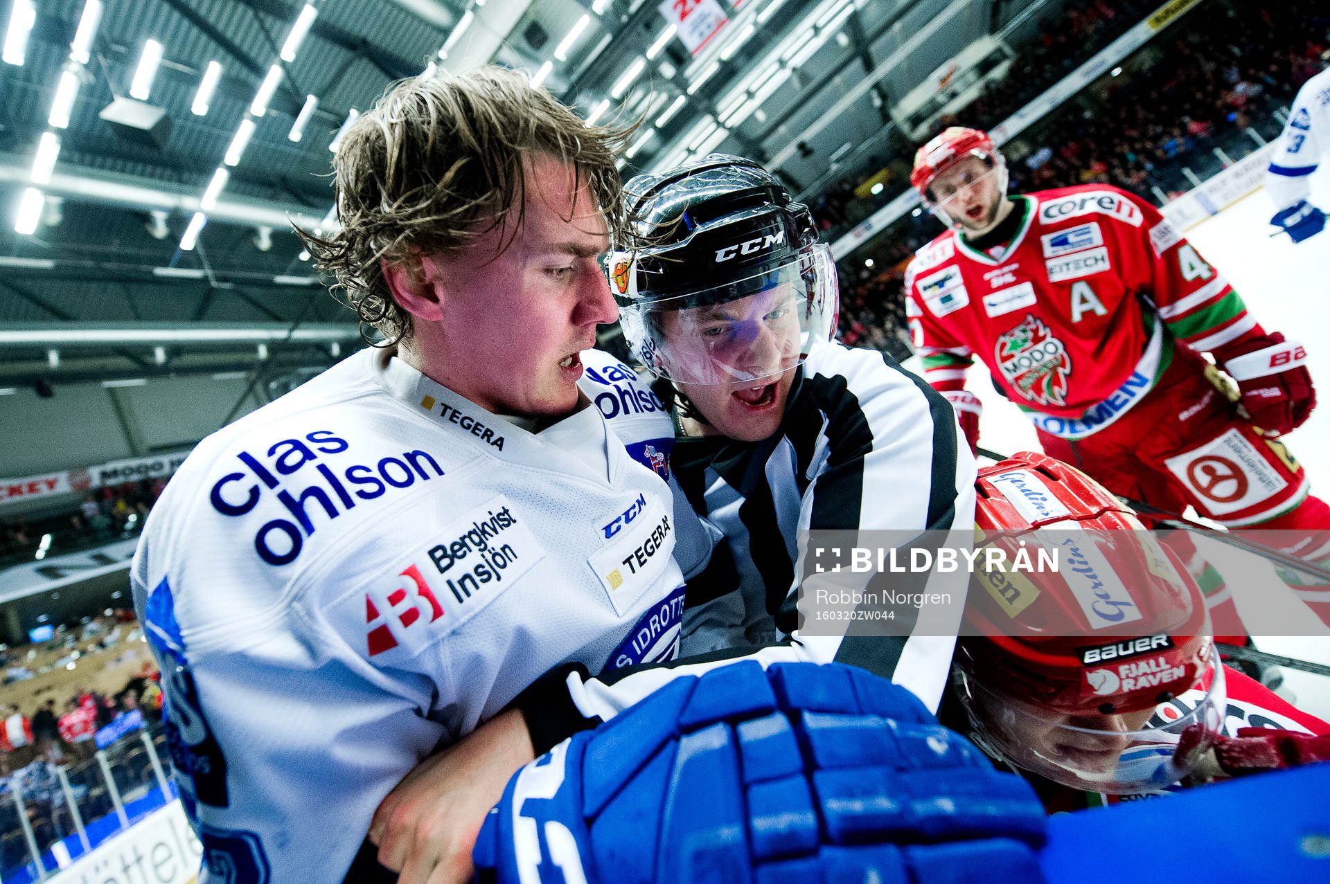 Leksands Martin Grönberg och Modos Axel Ottosson  slåss