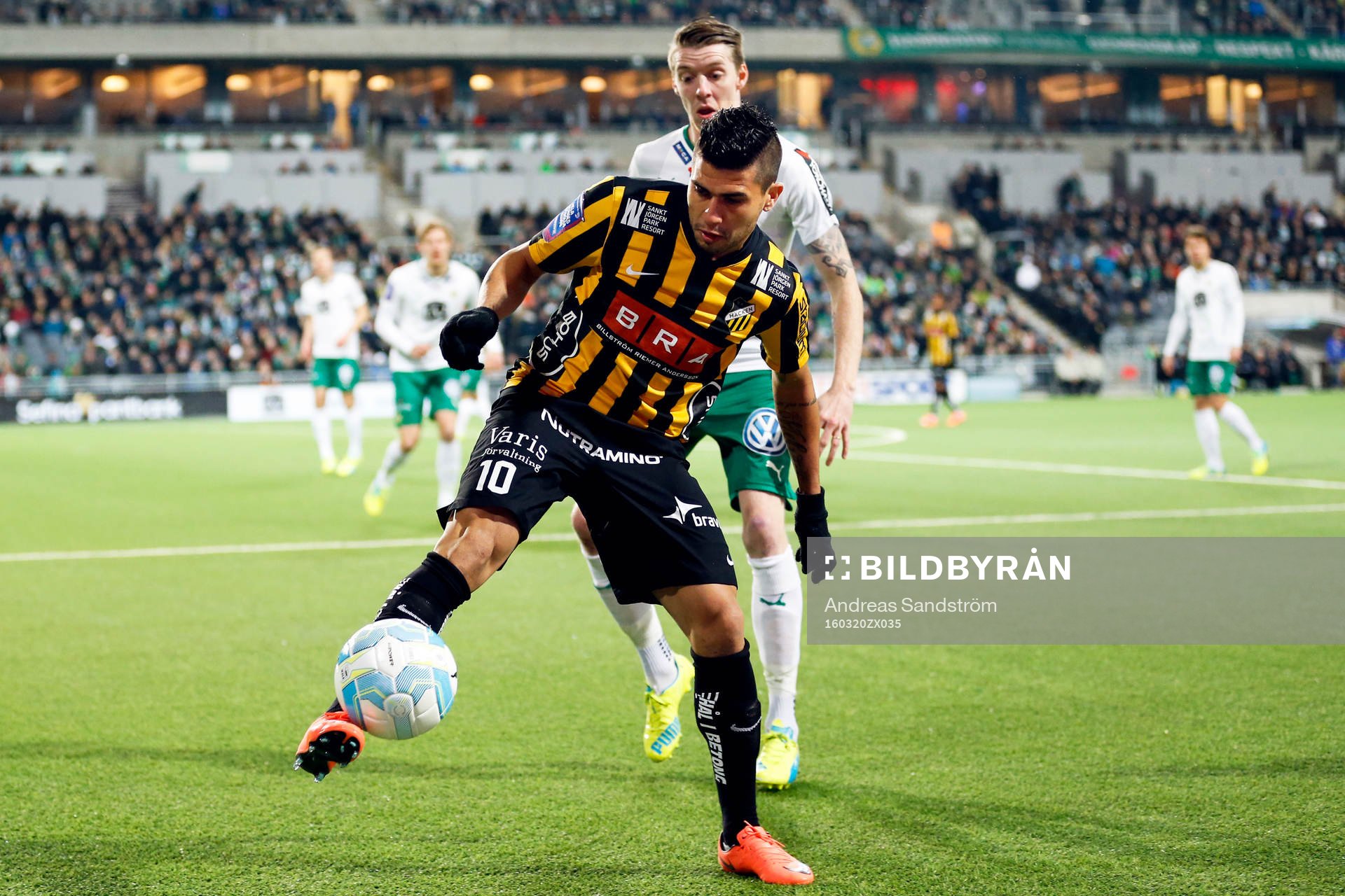 Häckens Paulo de Oliveira och Hammarbys Birkir Már