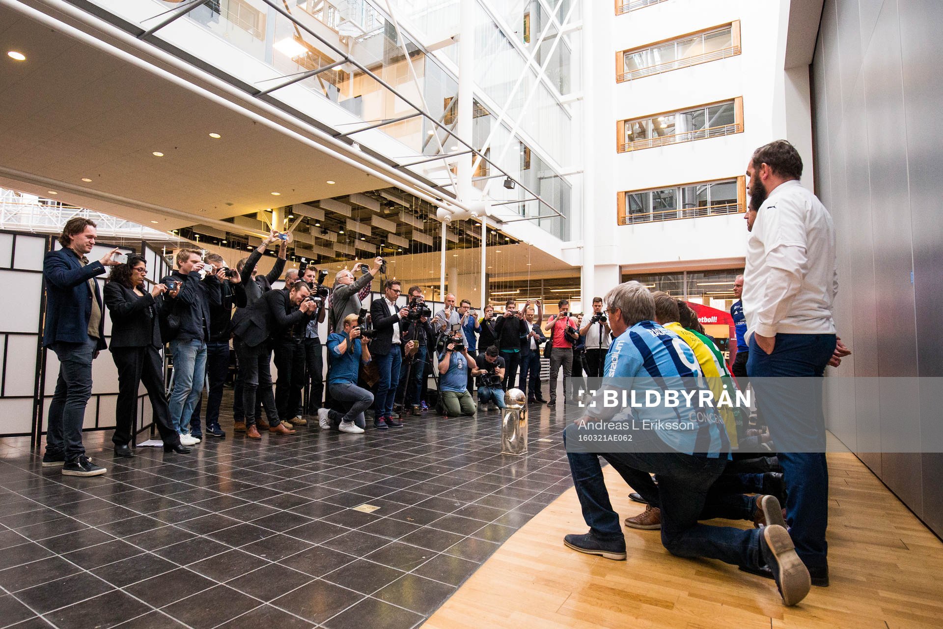 Media tar en gruppbild av tränarna