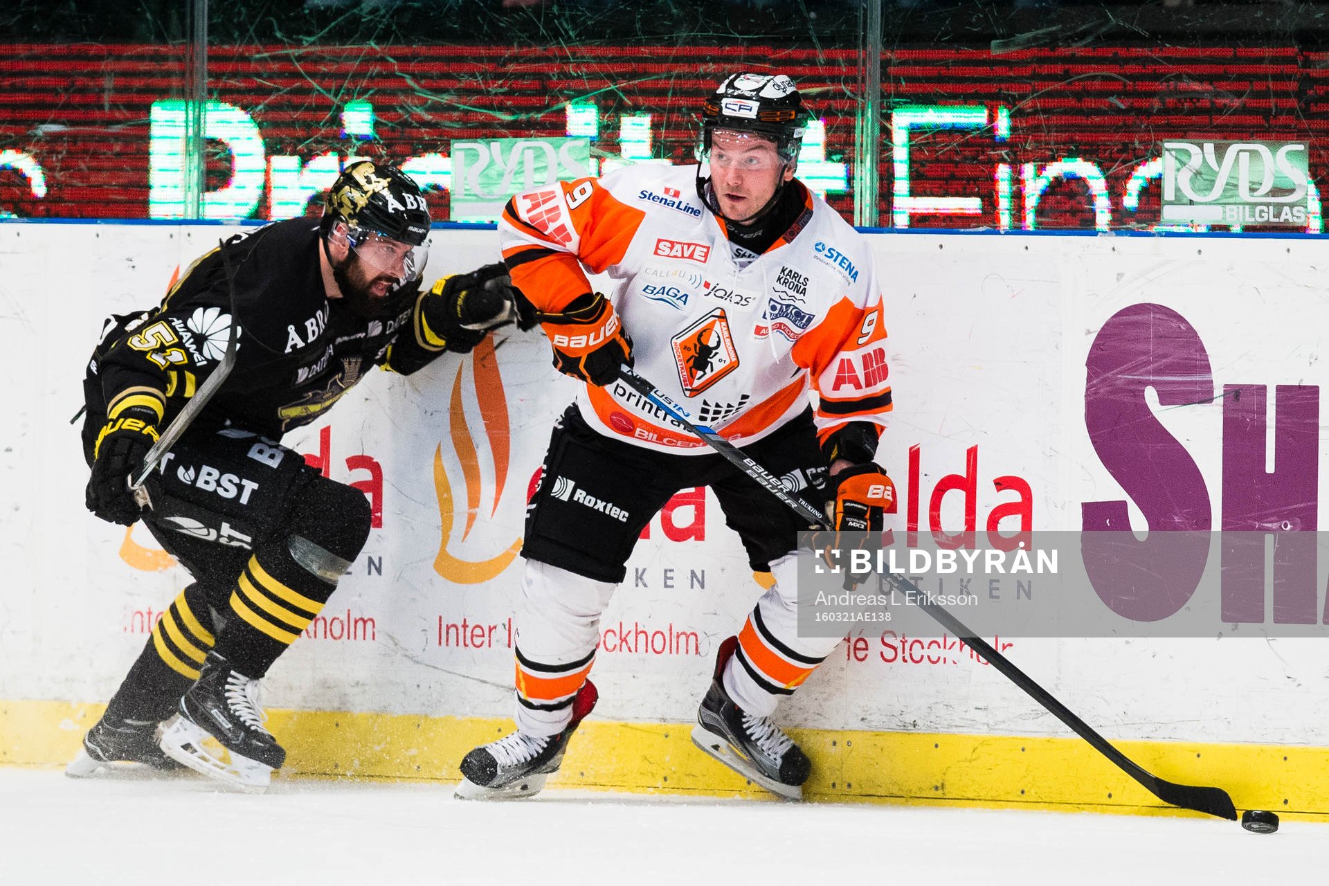 s Emil Lundberg och Karlskronas Vjatjeslav Trukhno i kamp