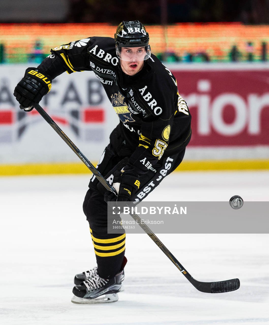 s Simon Fredriksson med pucken