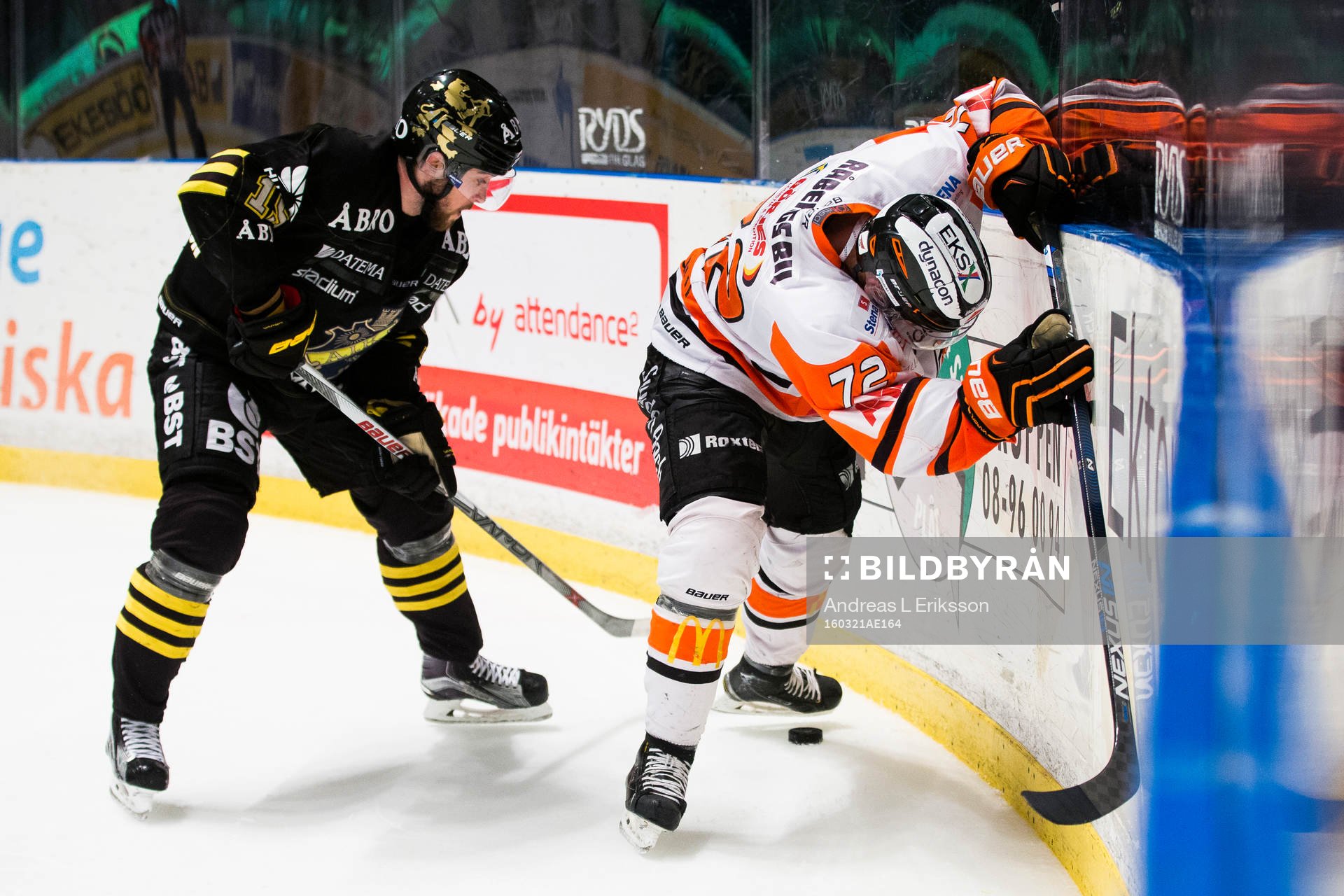 s Jonathan Andersson i kamp om pucken med Karlskronas