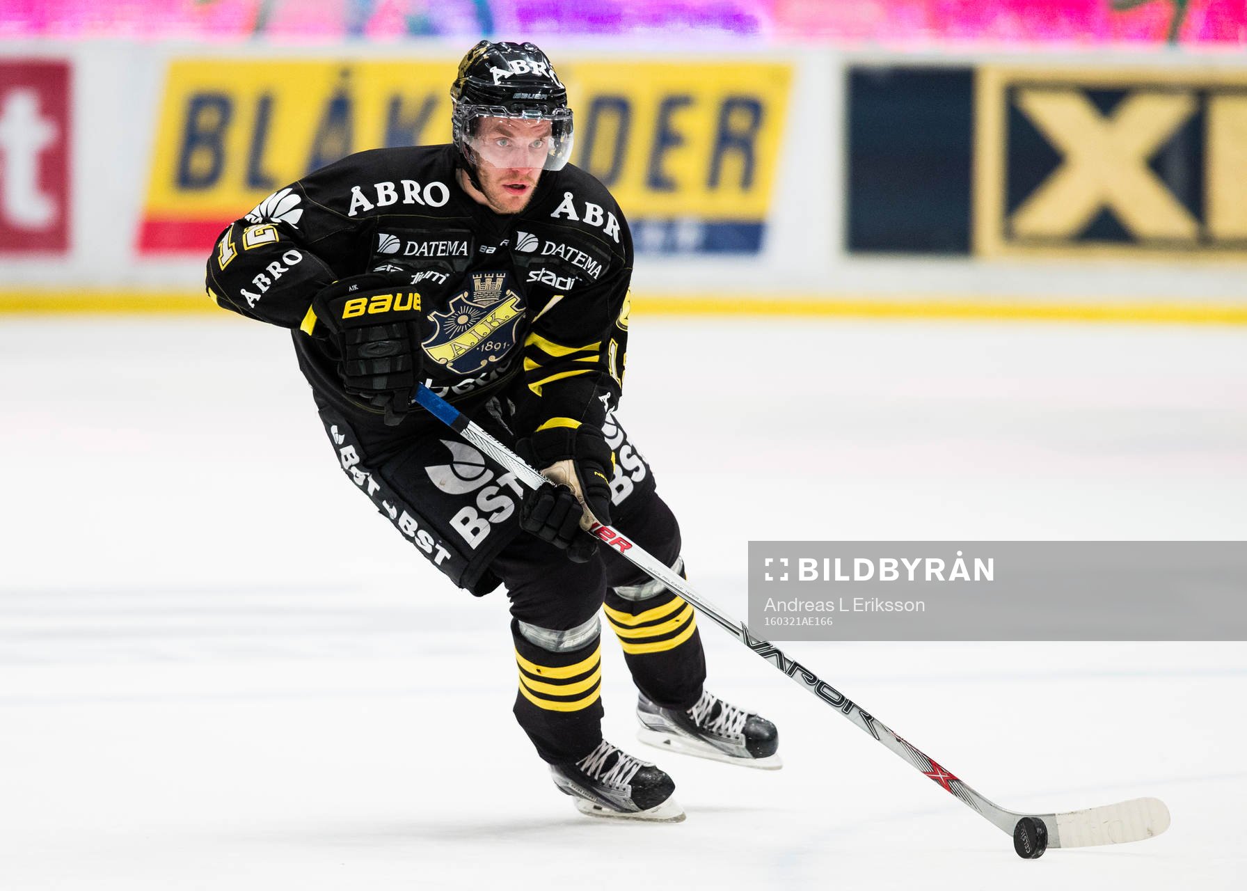 s Fredrik Hynning med pucken