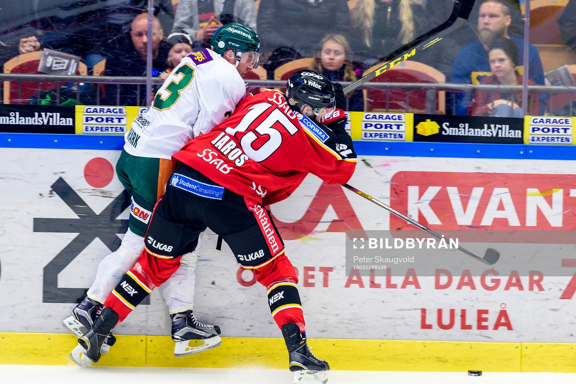 Luleås Christian Jaros tacklar Färjestads Martin Röymark