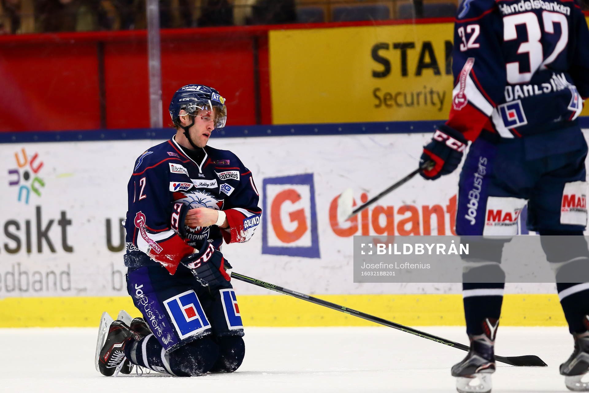 Linköpings Sebastian Karlsson får smäll och blöder