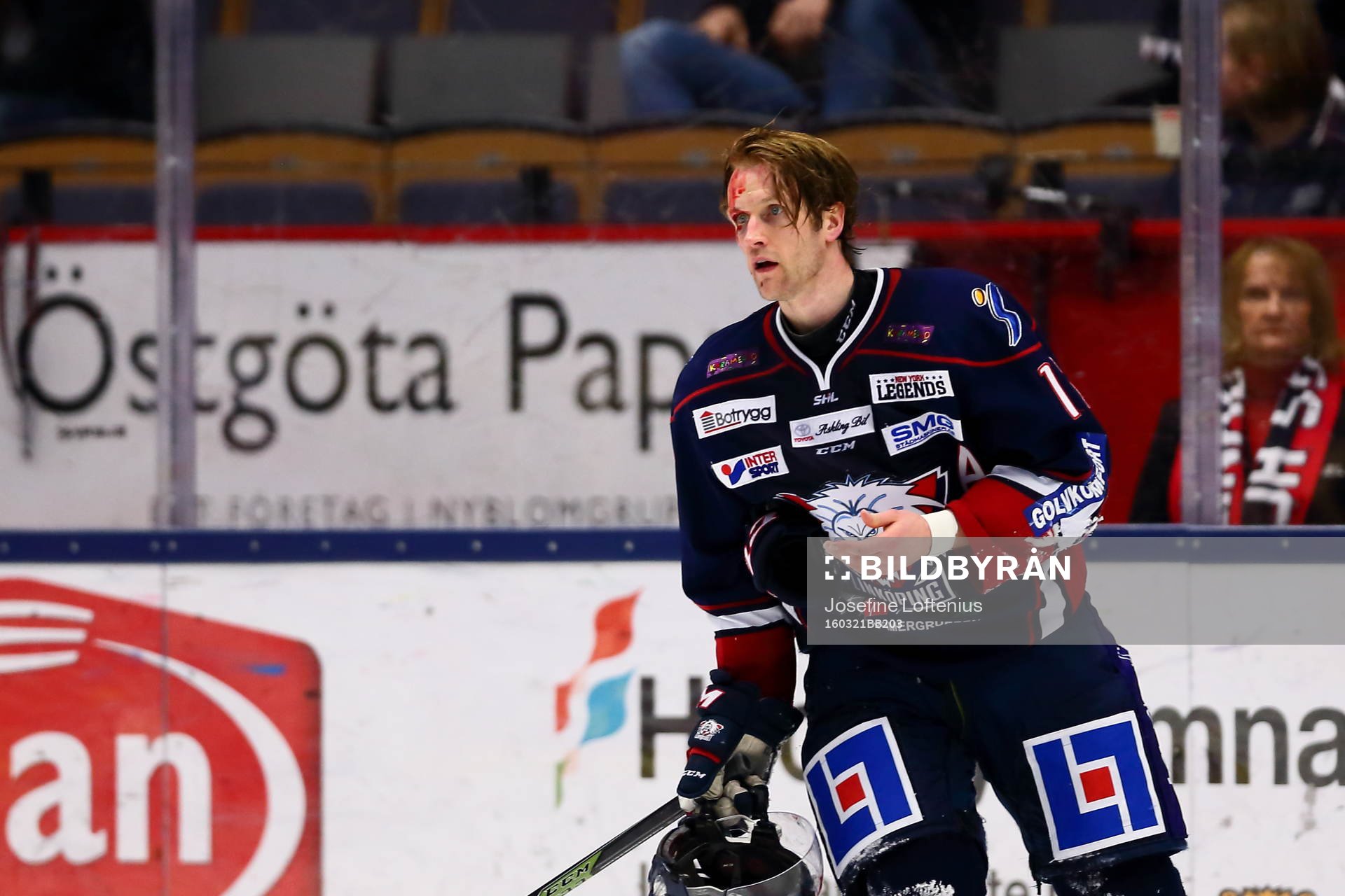 Linköpings Sebastian Karlsson blöder