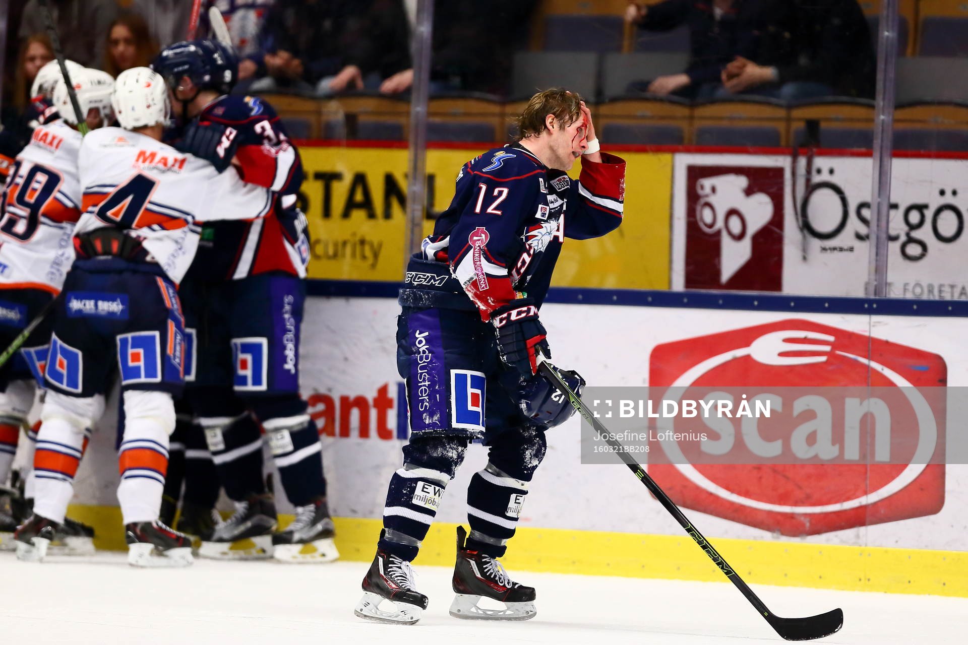Linköpings Sebastian Karlsson blöder