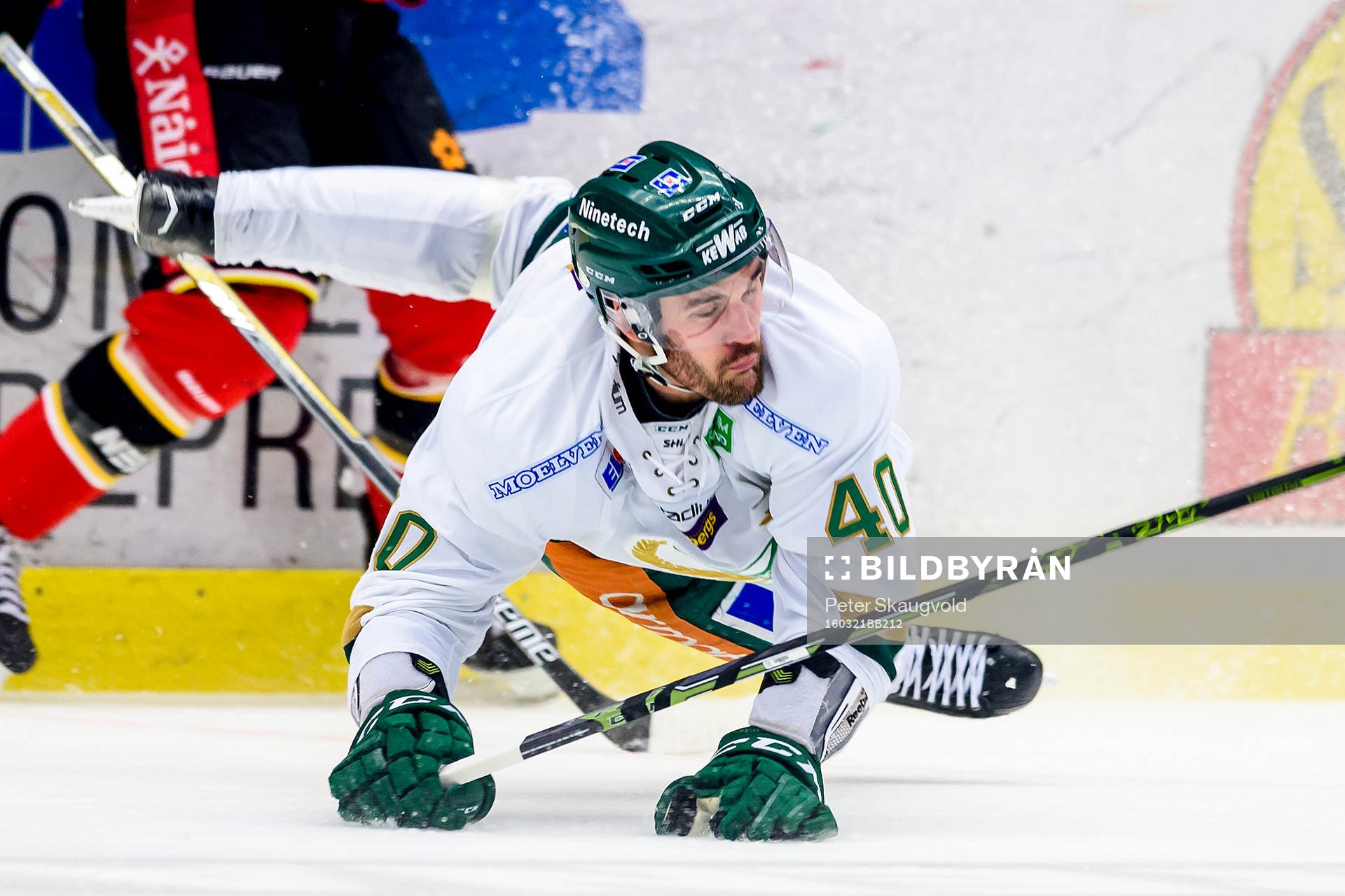 Färjestads Niklas Arell blir tacklad av Luleås Jonathan