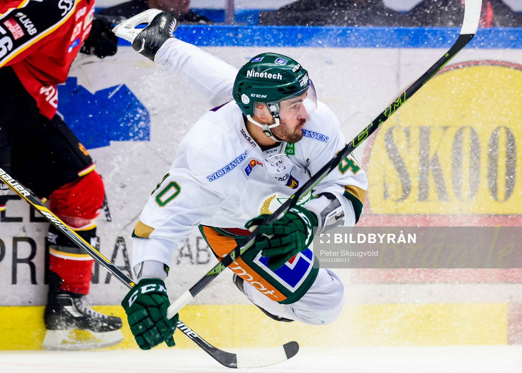 Färjestads Niklas Arell blir tacklad av Luleås Jonathan