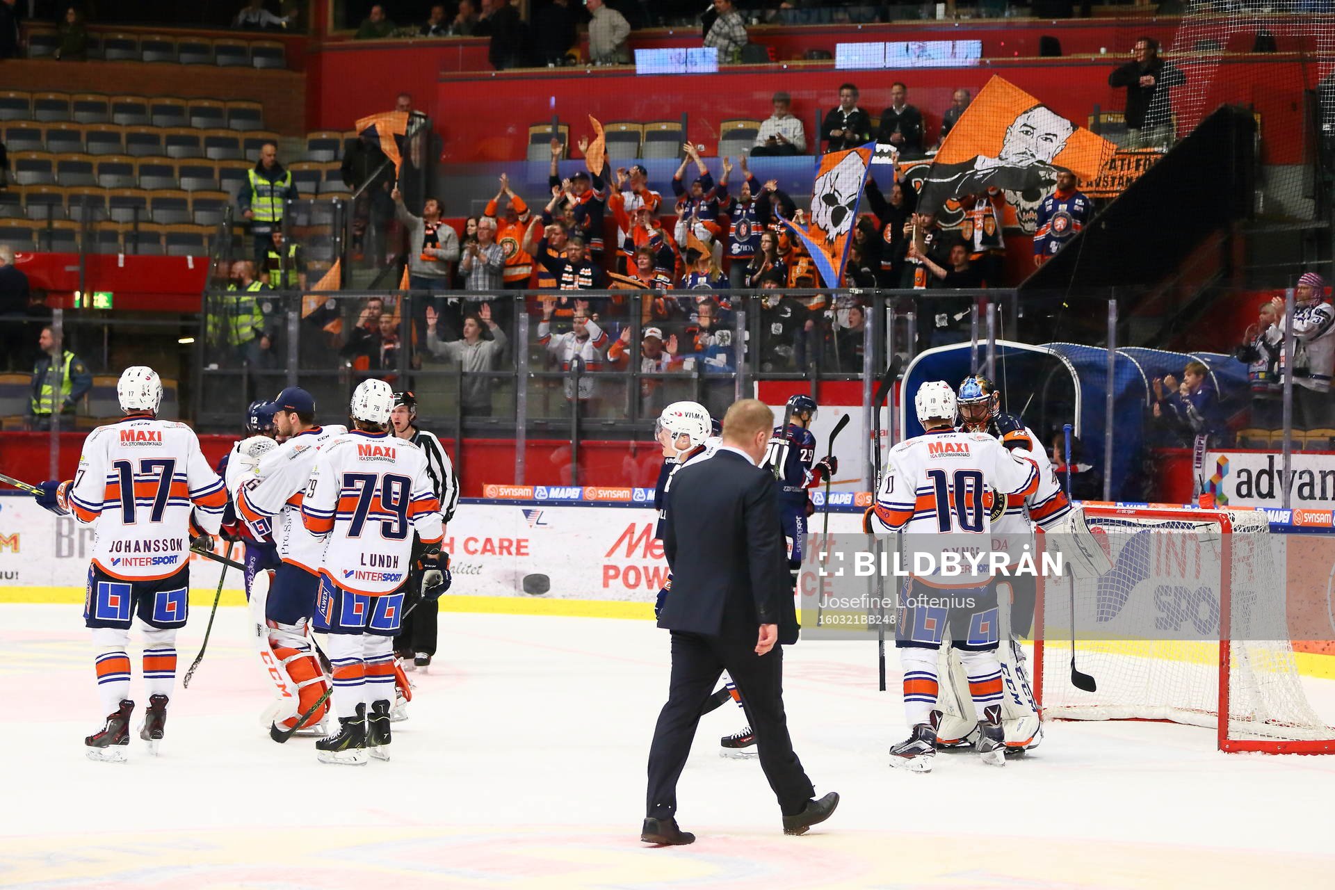 Växjös Richard Gynge tackar målvakt Cristopher Nihlstorp