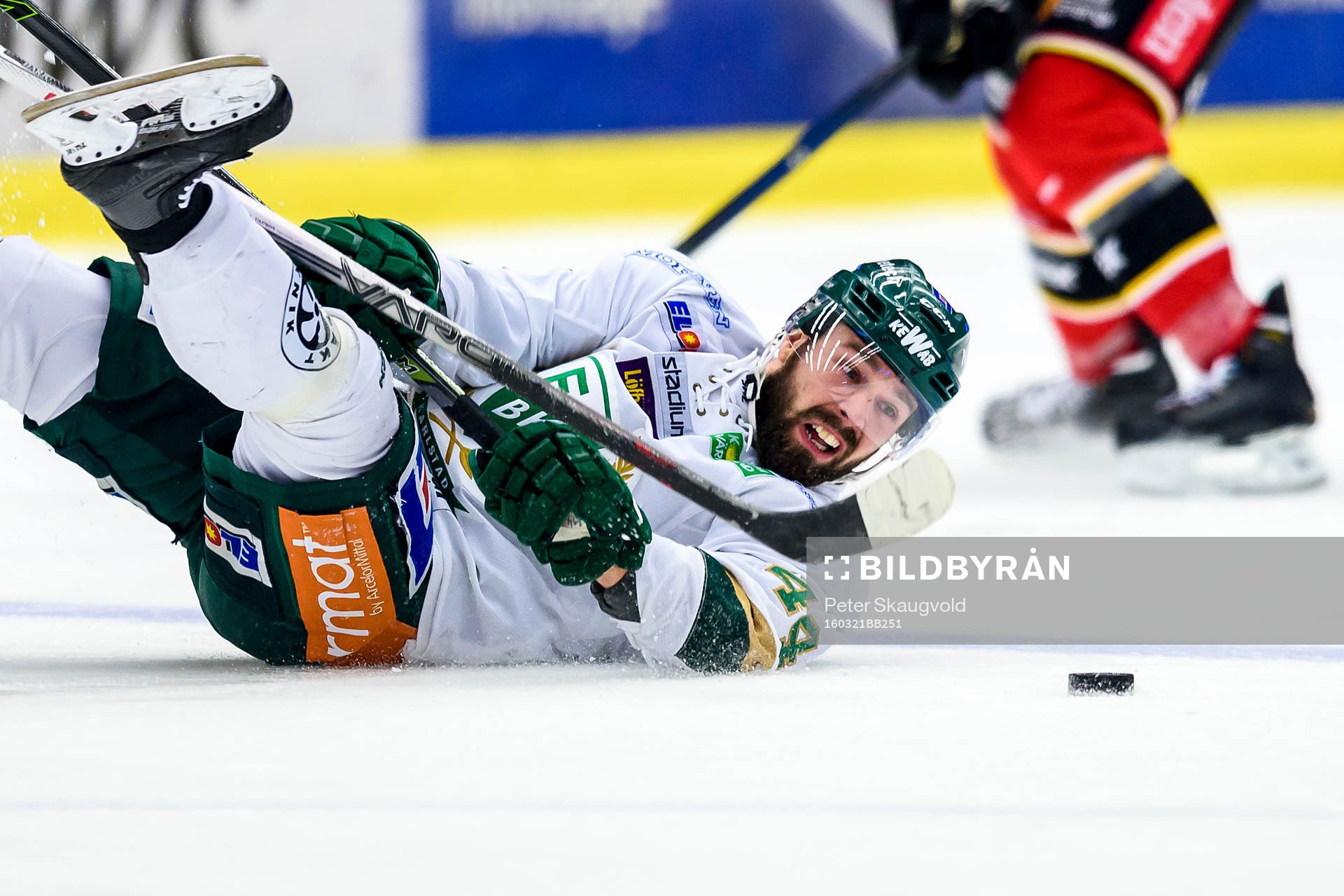 Färjestads Milan Gulas har blicken på pucken