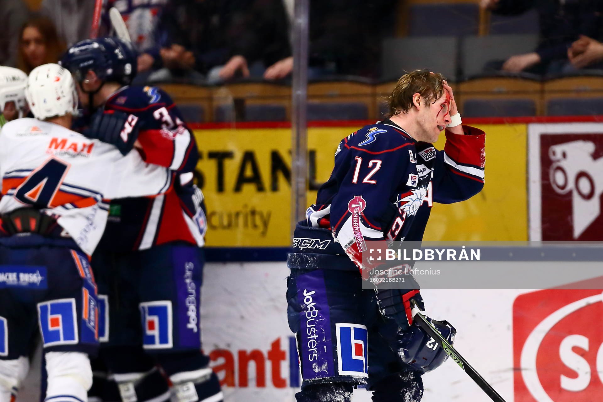 Linköpings Sebastian Karlsson blöder