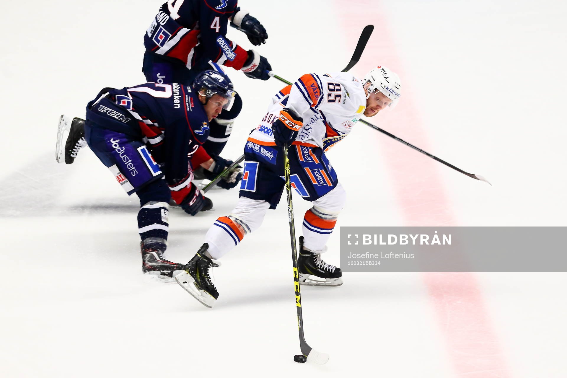 Växjös Liam Reddox med Linköpings Sebastian Karlsson