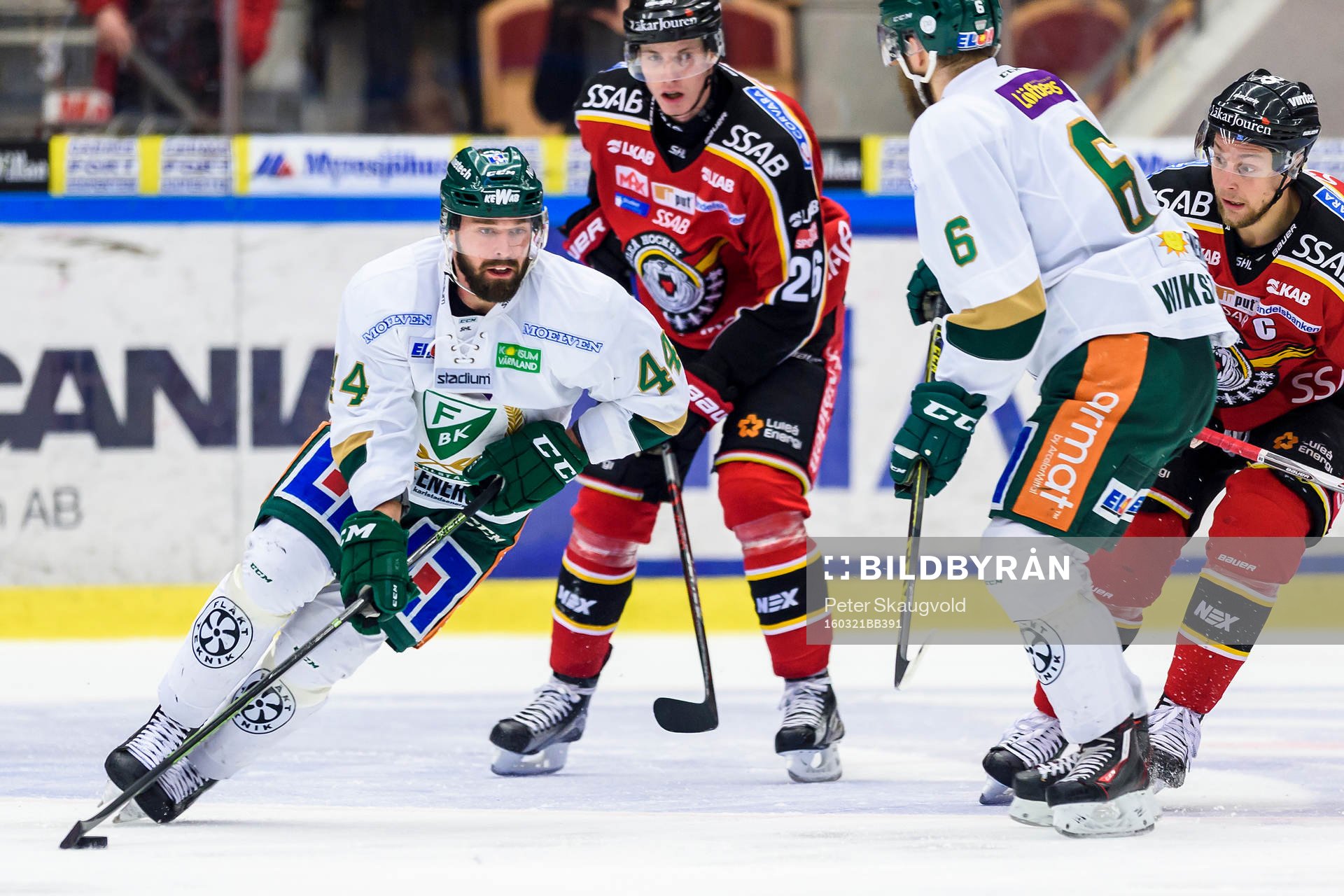 Färjestads Milan Gulas med pucken
