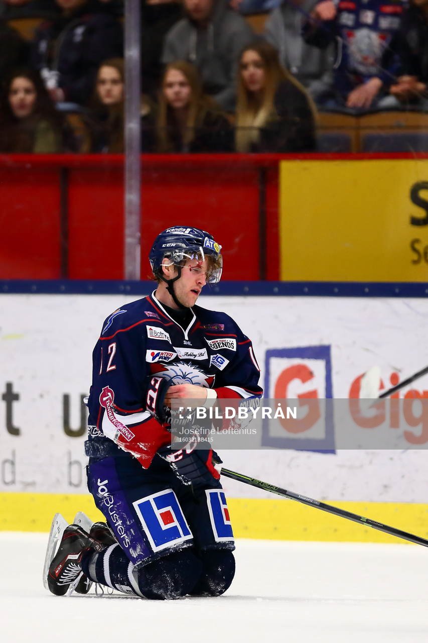 Linköpings Sebastian Karlsson blöder