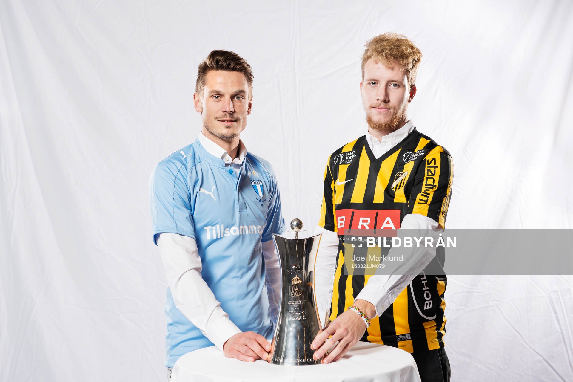Malmö FF:s Markus Rosenberg och Häckens Samuel Gustafson med Gustaf VI Adolfs pokal som delas ut till det lag som vinner Svenska Cupen, under upptaktsträffen för Allsvenskan i fotboll den 21 mars 2016 i Stockholm.