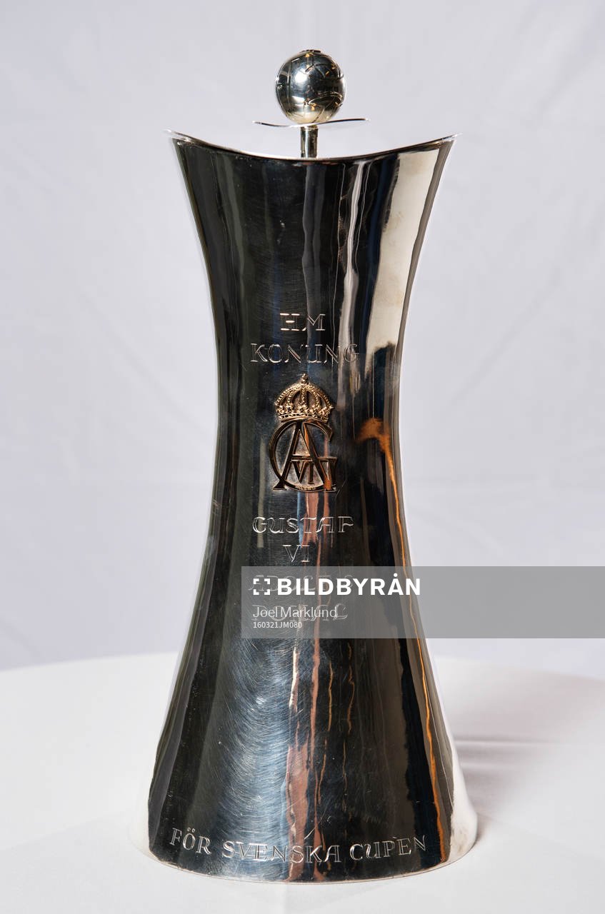 Gustaf VI Adolfs pokal som delas ut till det lag som vinner