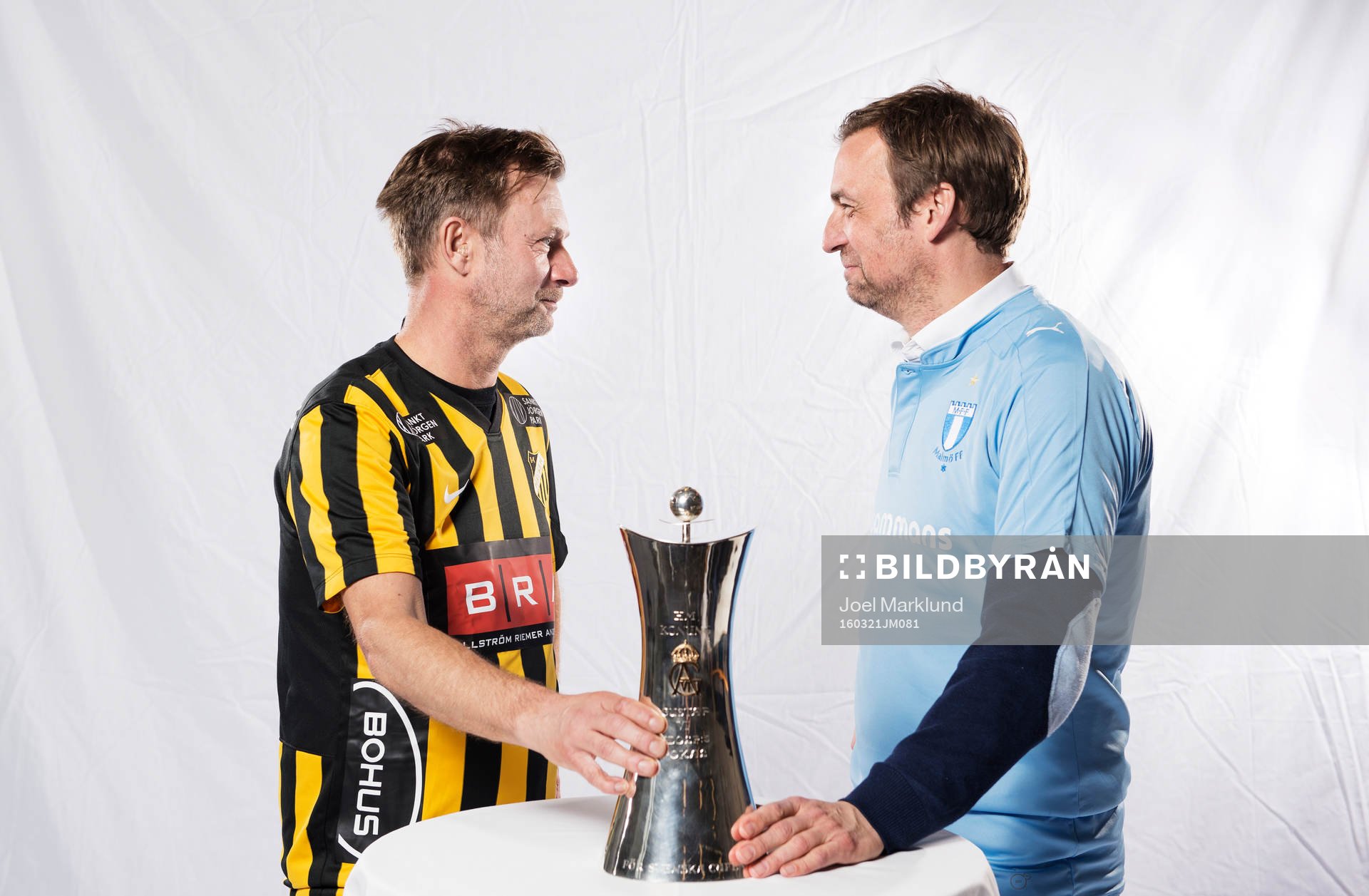 s tränare Allan Kuhn med Gustaf VI Adolfs pokal som delas