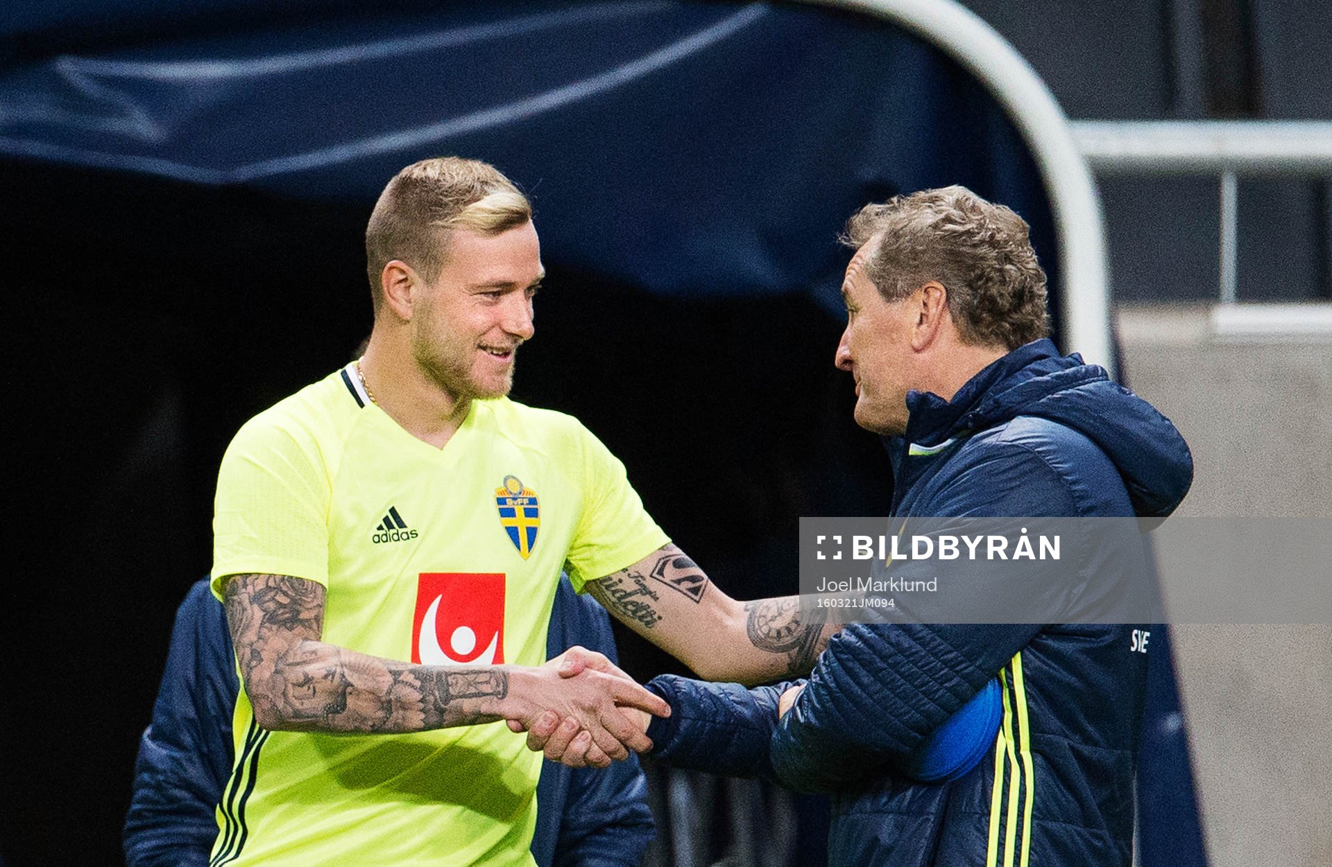 John Guidetti hälsar på förbundskapten Erik Hamrén