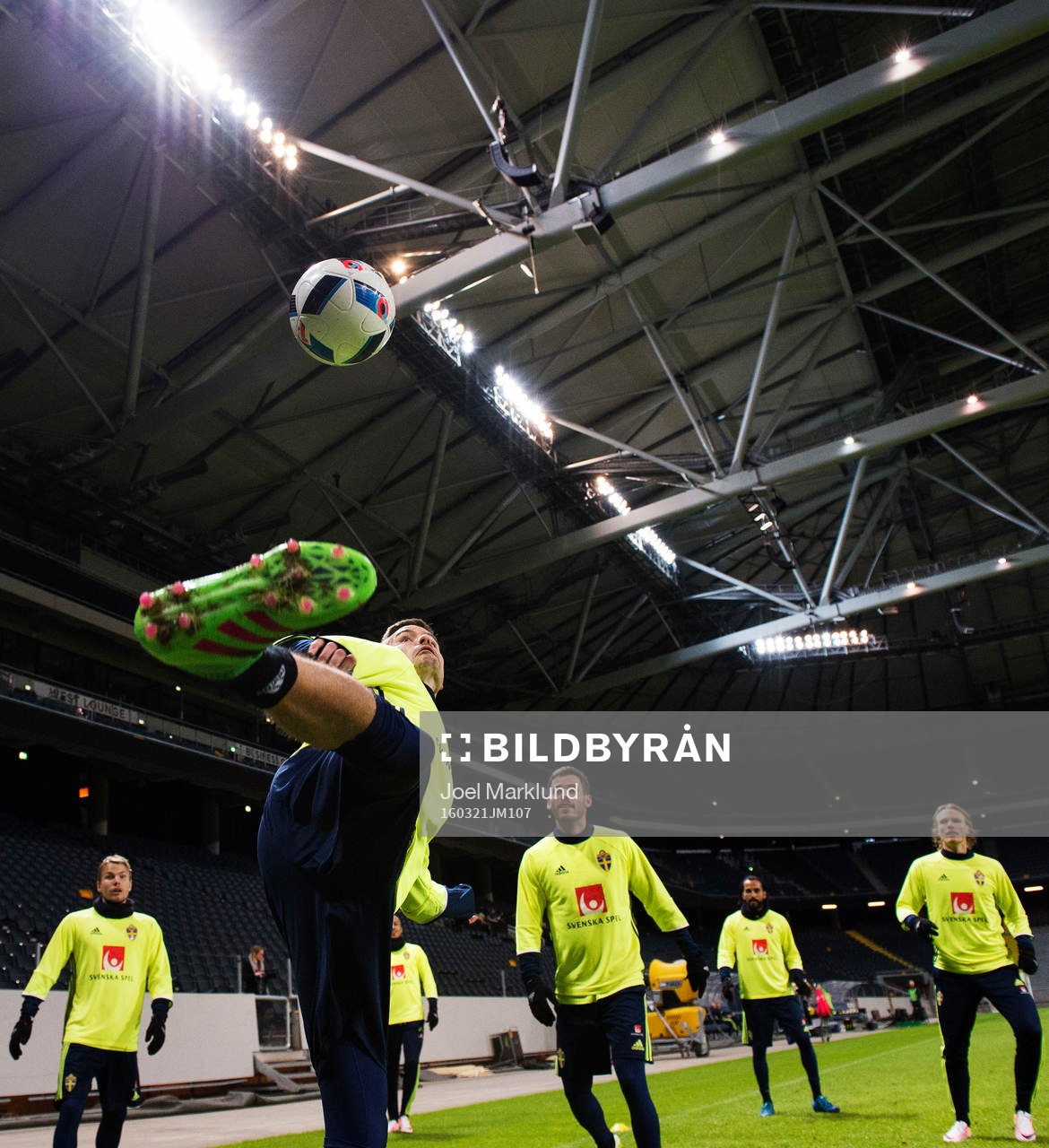 Mikael Lustig tar ner bollen