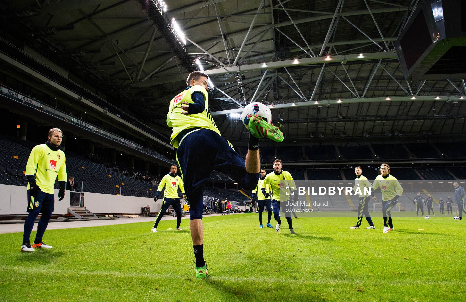 Mikael Lustig tar ner bollen