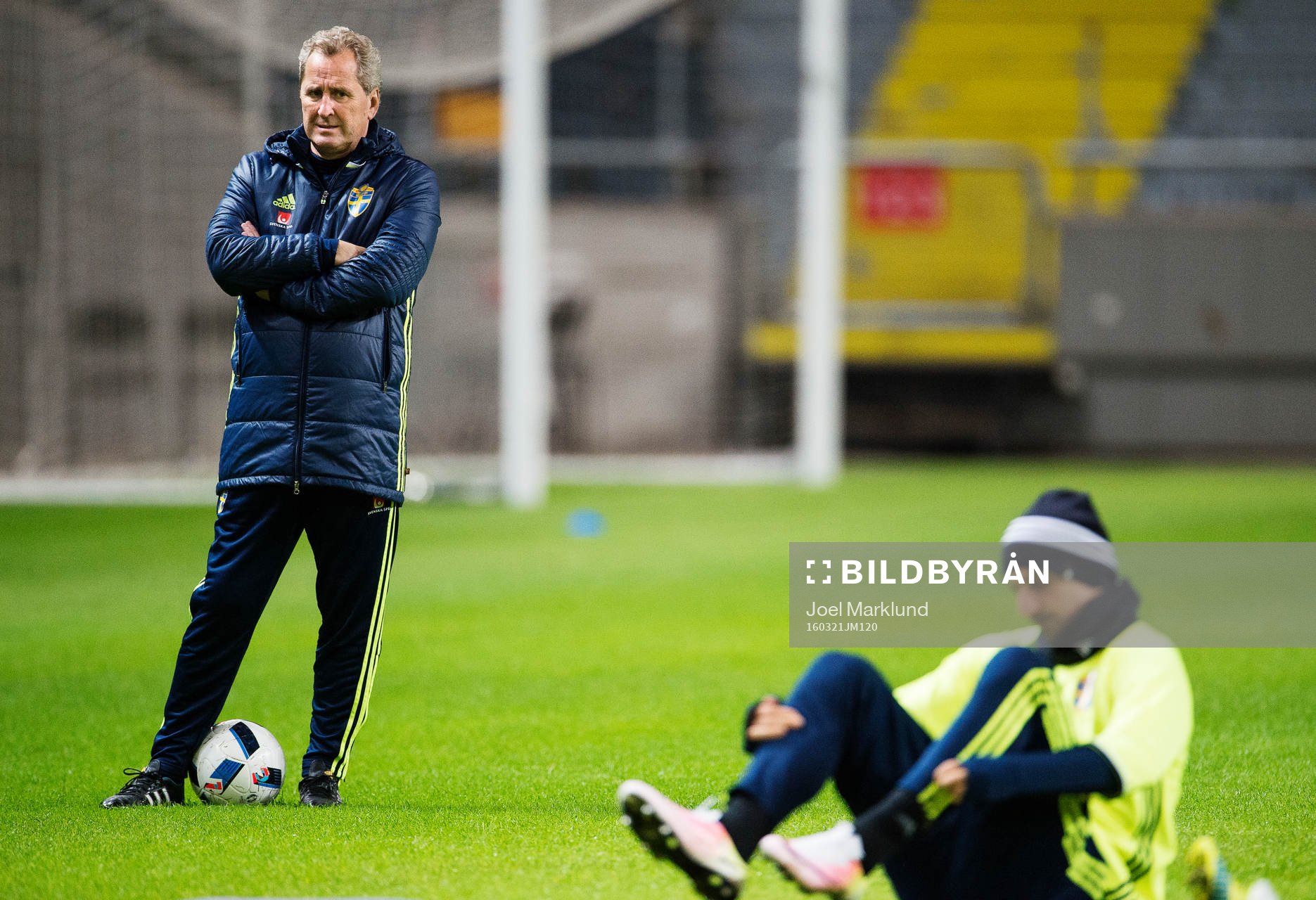 Förbundskapten Erik Hamrén blickar mot Zlatan Ibrahimovic