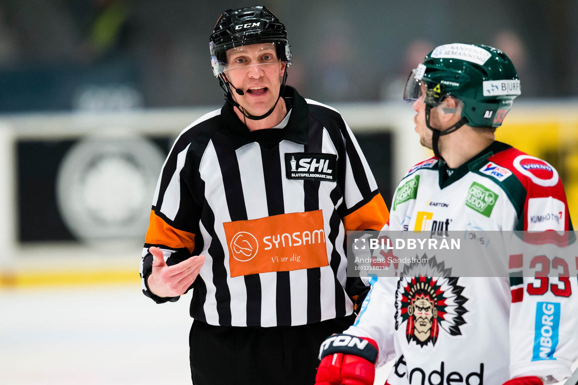 Domare Morgan Johansson samtalar med Frölundas Elias Fälth