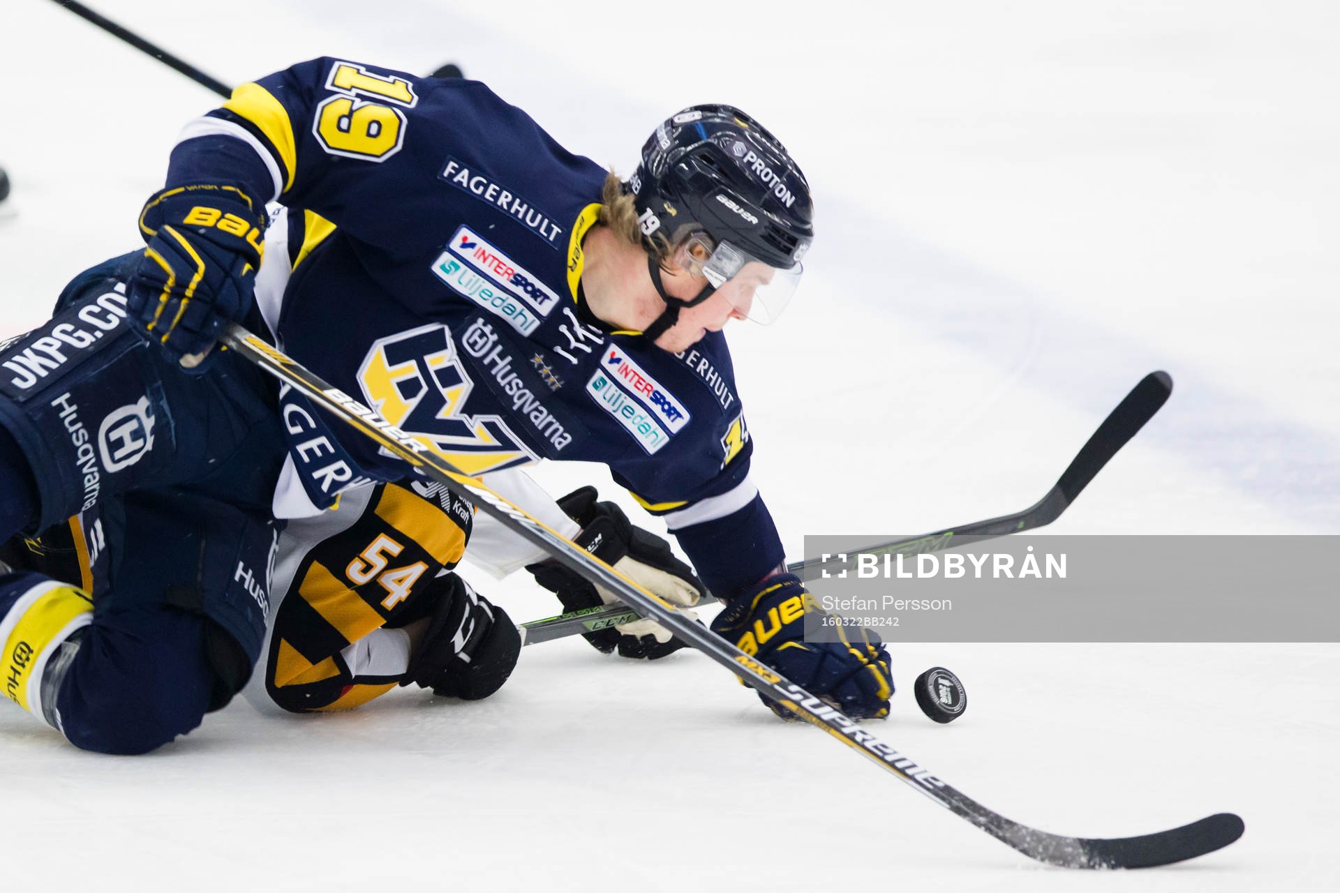 s Erik Andersson och Skellefteås Anton Lindholm i kamp om