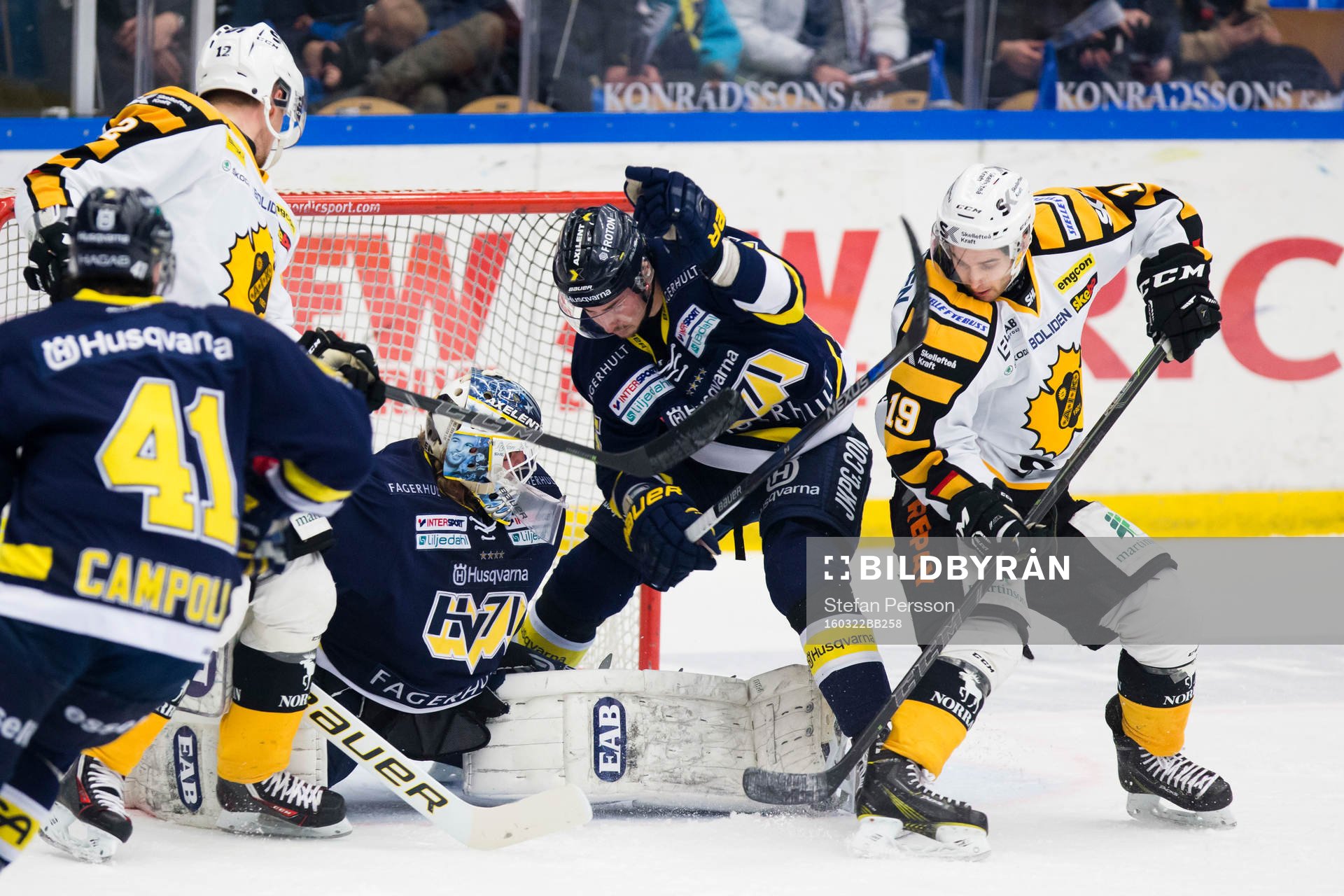 s målvakt Fredrik Pettersson-Wentzel mellan HV71:s Adam
