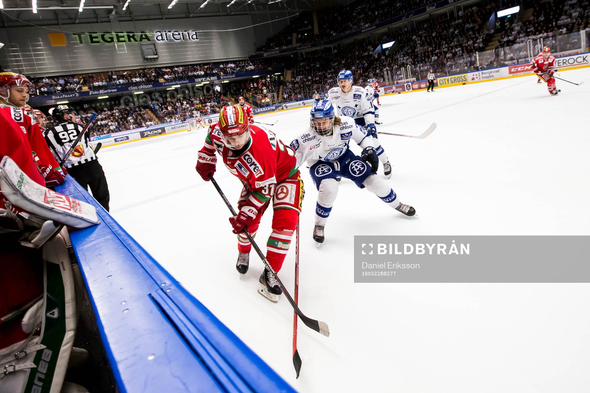 Leksands Tom Hedberg jagar Modos Gustav Possler   i
