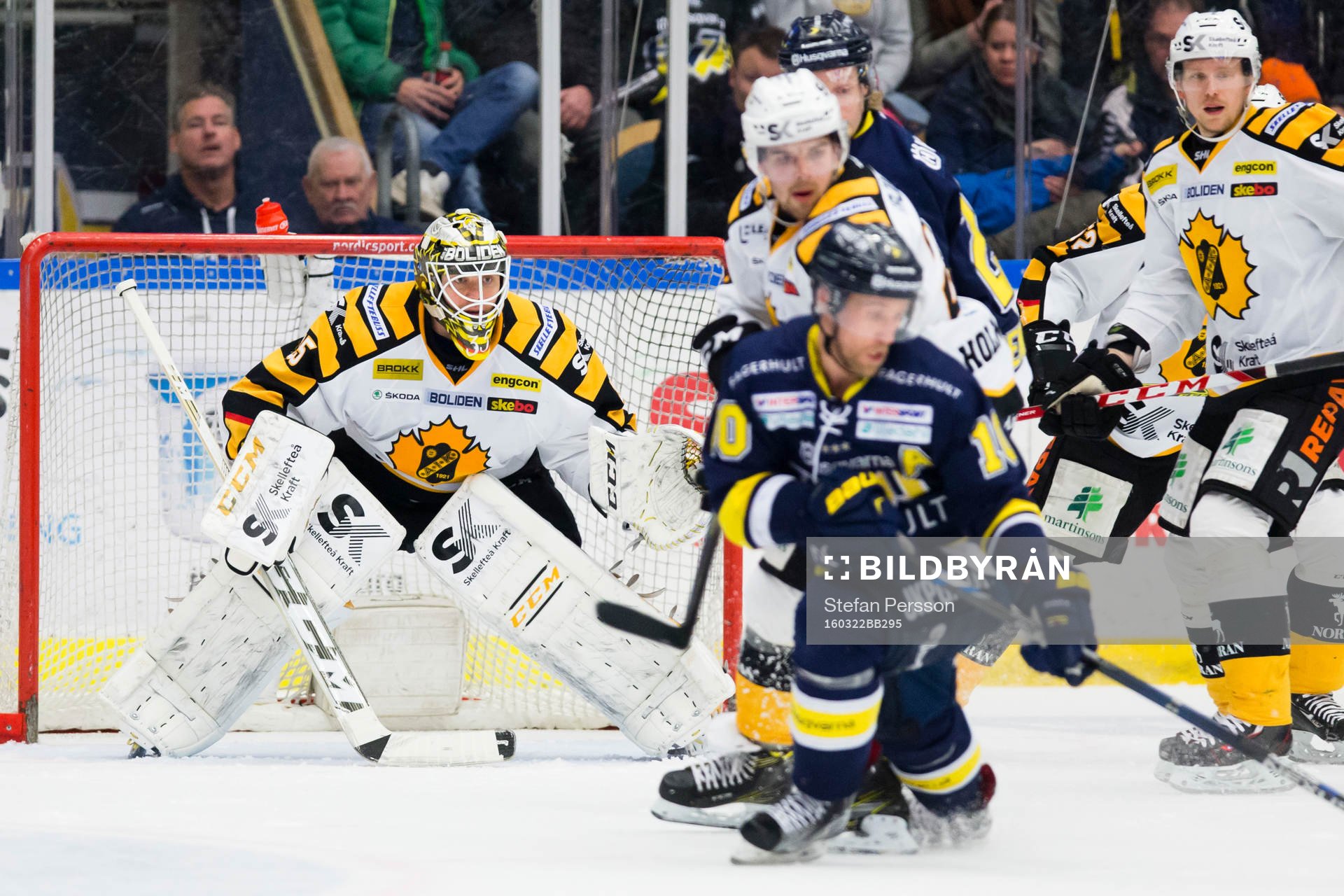 Skellefteås målvakt Markus Svensson har koll på spelet