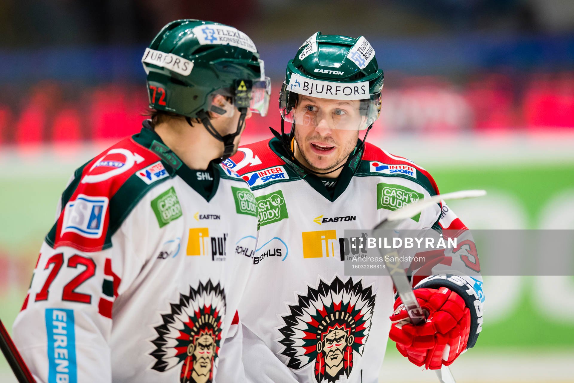 Frölundas Elias Fälth samtalar med Patrik Carlsson