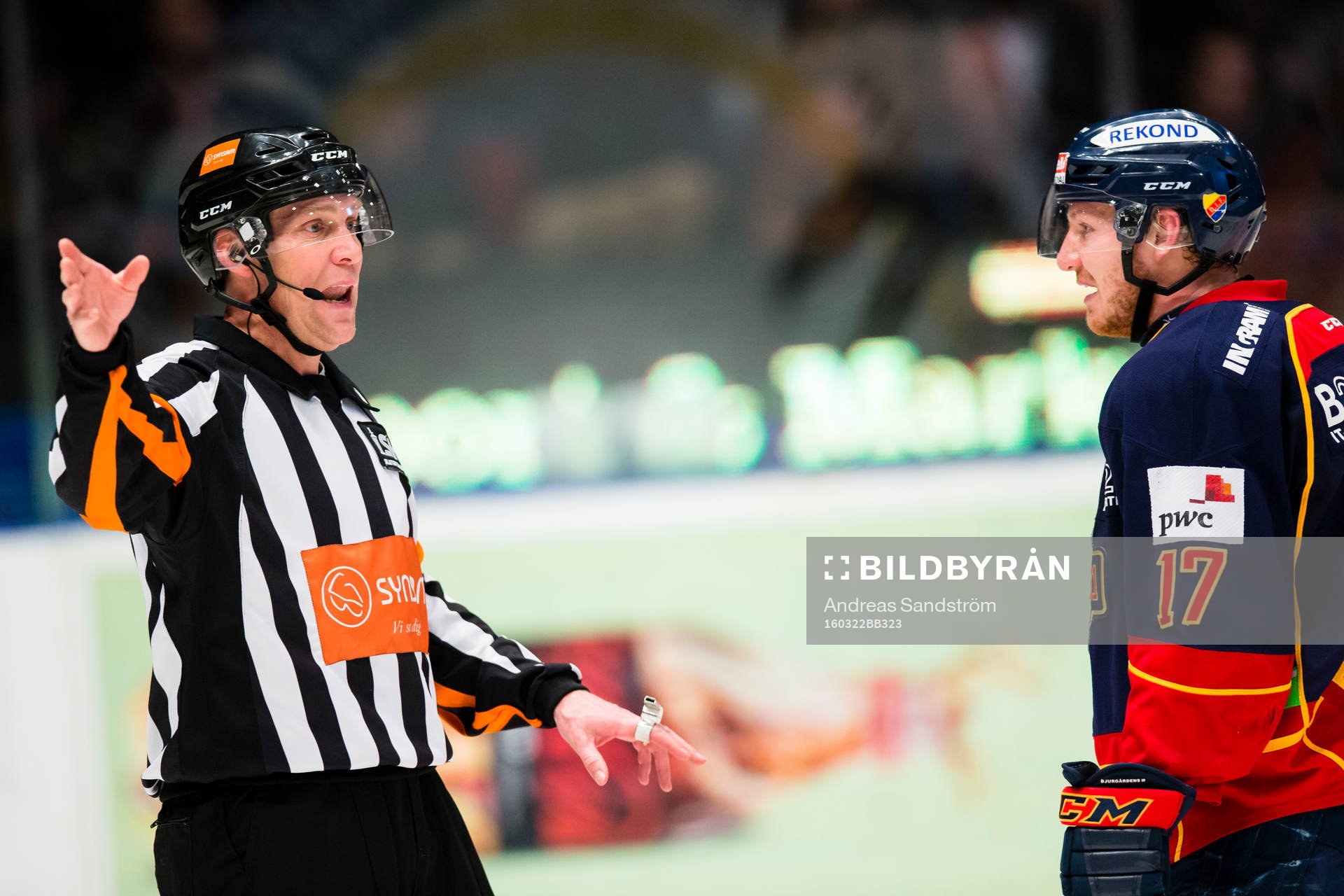 Domare Morgan Johansson samtalar med Djurgårdens Henrik