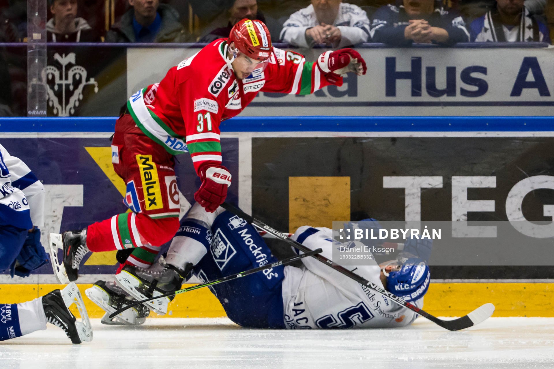 Modos Gustav Possler  tacklar Leksands Robin Jacobsson  i