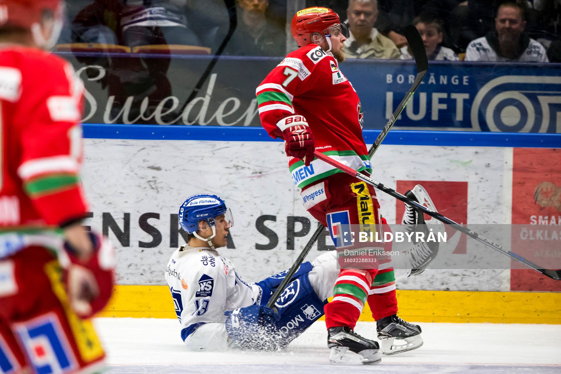 Leksands Jon Knuts faller bakom Modos Niklas Torp  i